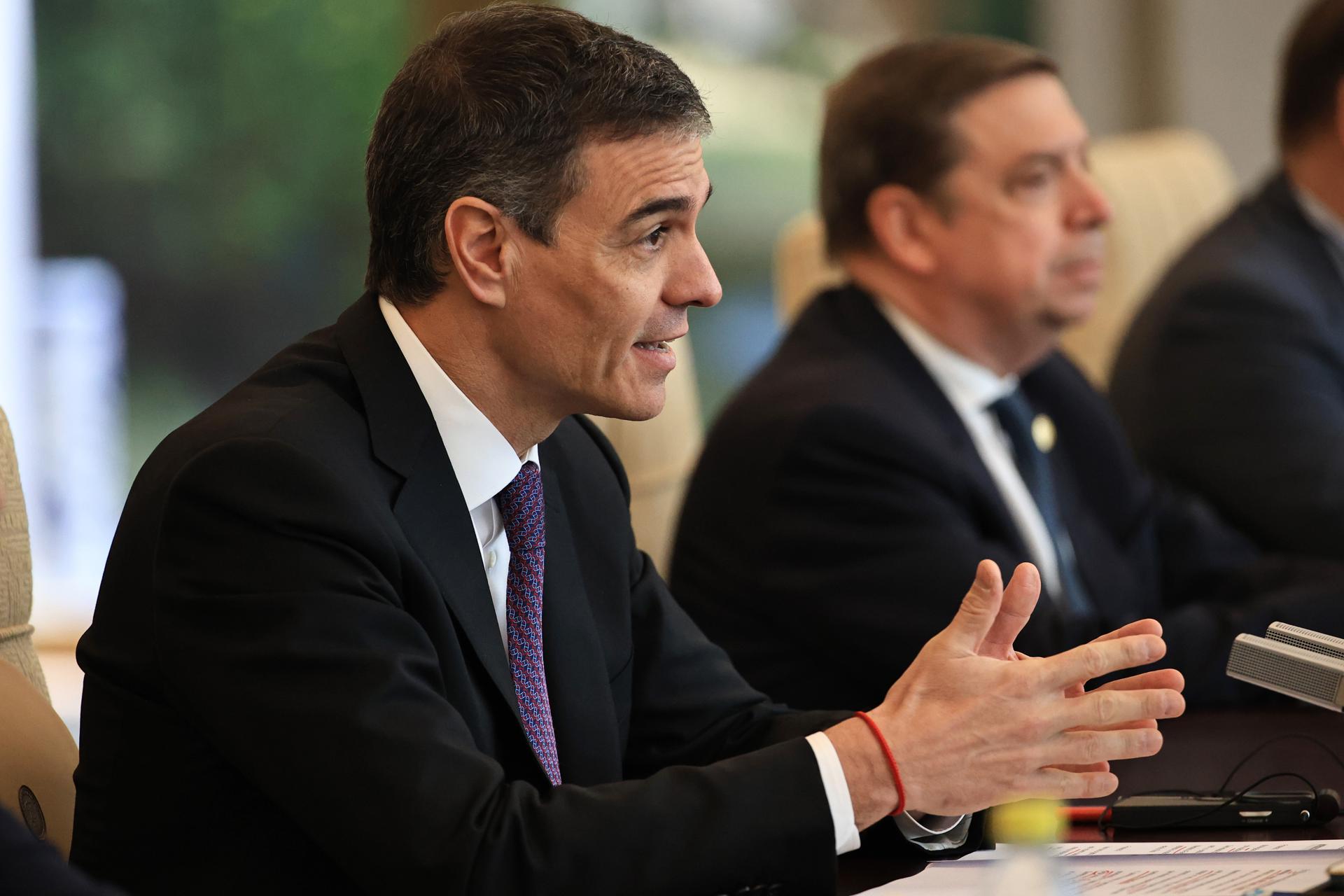 Pekín(China), 11/04/2025.- El presidente del Gobierno español, Pedro Sánchez, durante la reunión con el presidente chino, Xi Jinping, celebrada en las instalaciones protocolarias de Diaoyutai en Pekín (China). EFE/EPA/ANDRES MARTINEZ CASARES / POOL