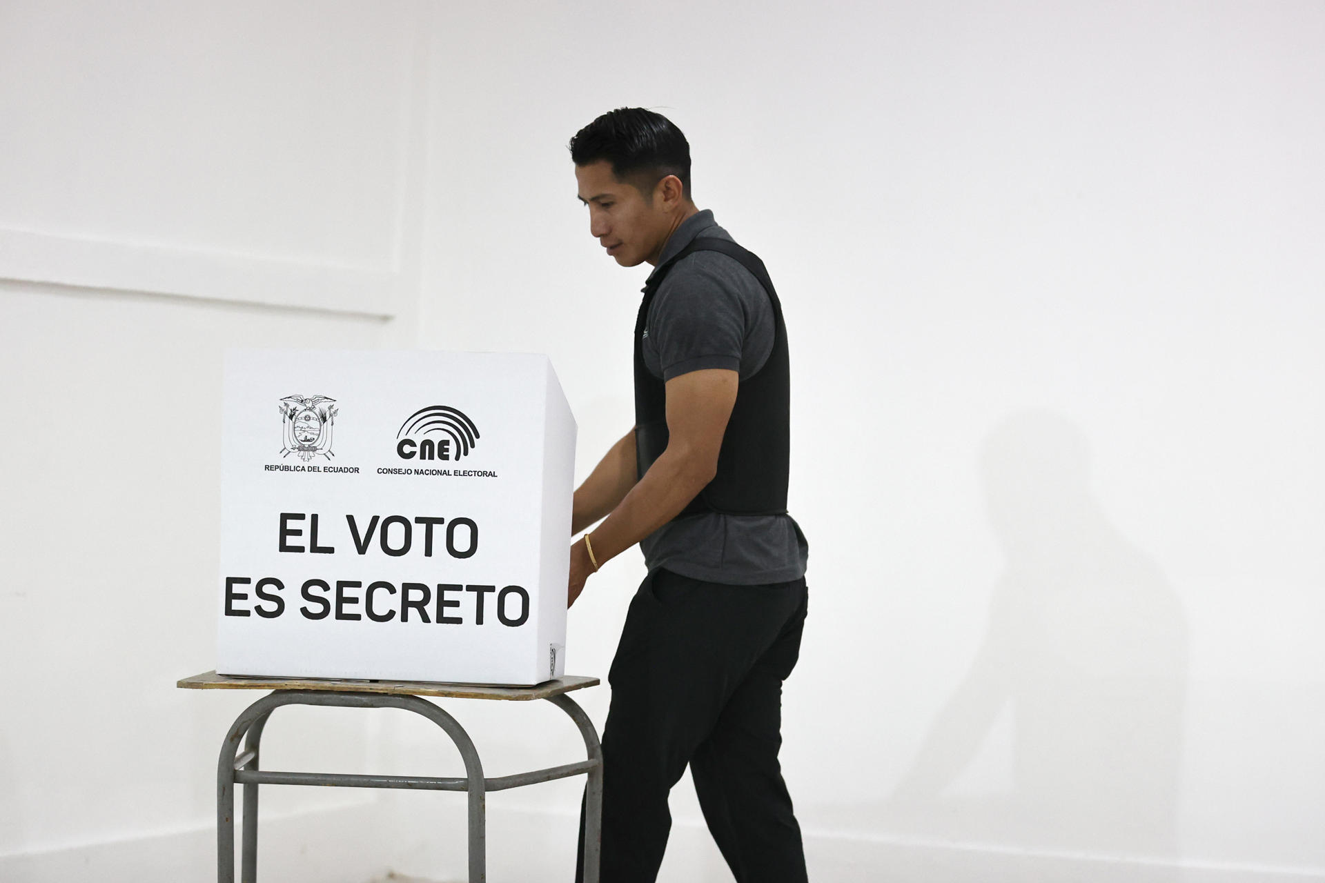 Una persona vota durante la jornada electoral este domingo en Canuto (Ecuador). EFE/José Jácome