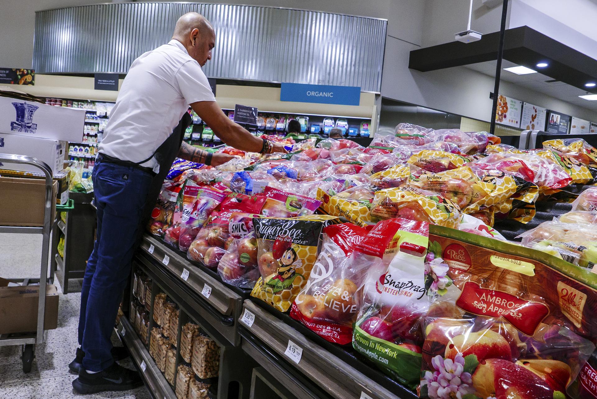 Un empleado organiza los víveres en un supermercado Publix en Miami, Florida, EE.UU., el 9 de abril de 2025. EFE/CRISTOBAL HERRERA-ULASHKEVICH