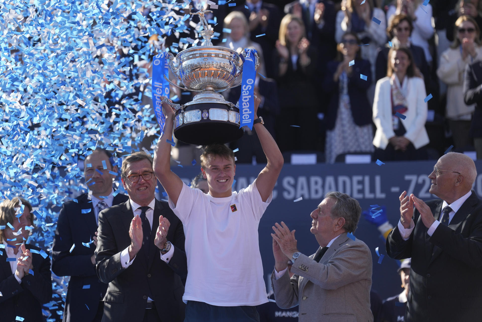 El tenista danés Holger Rune levanta el trofeo tras su victoria ante el español Carlos Alcaraz en la final del Barcelona Open Banc Sabadell-Trofeo Conde de Godó disputado en Barcelona. EFE/Enric Fontcuberta
