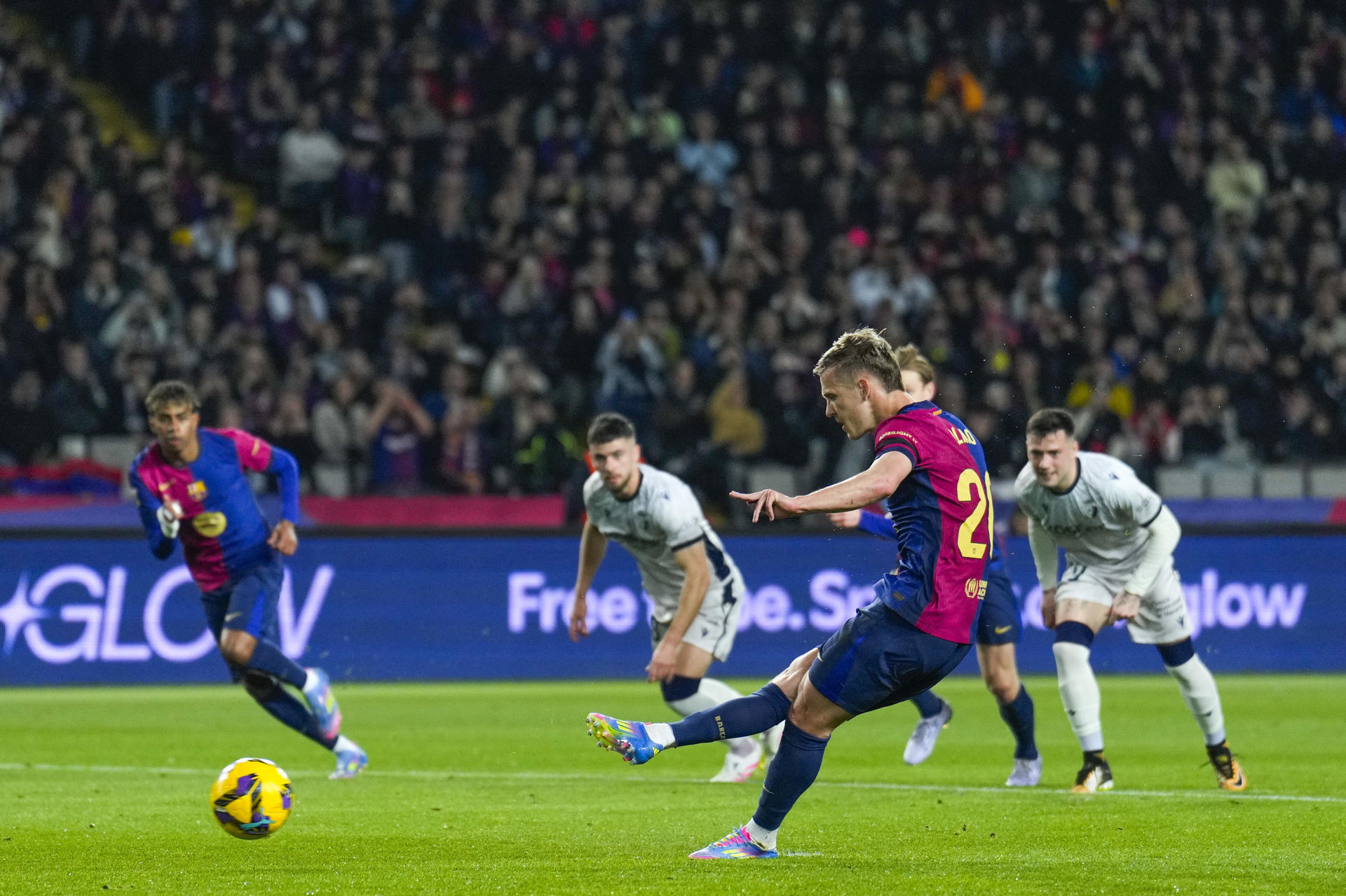 El centrocampista del FC Barcelona Dani Olmo marca de penalti en una imagen de archivo. EFE/Alejandro García