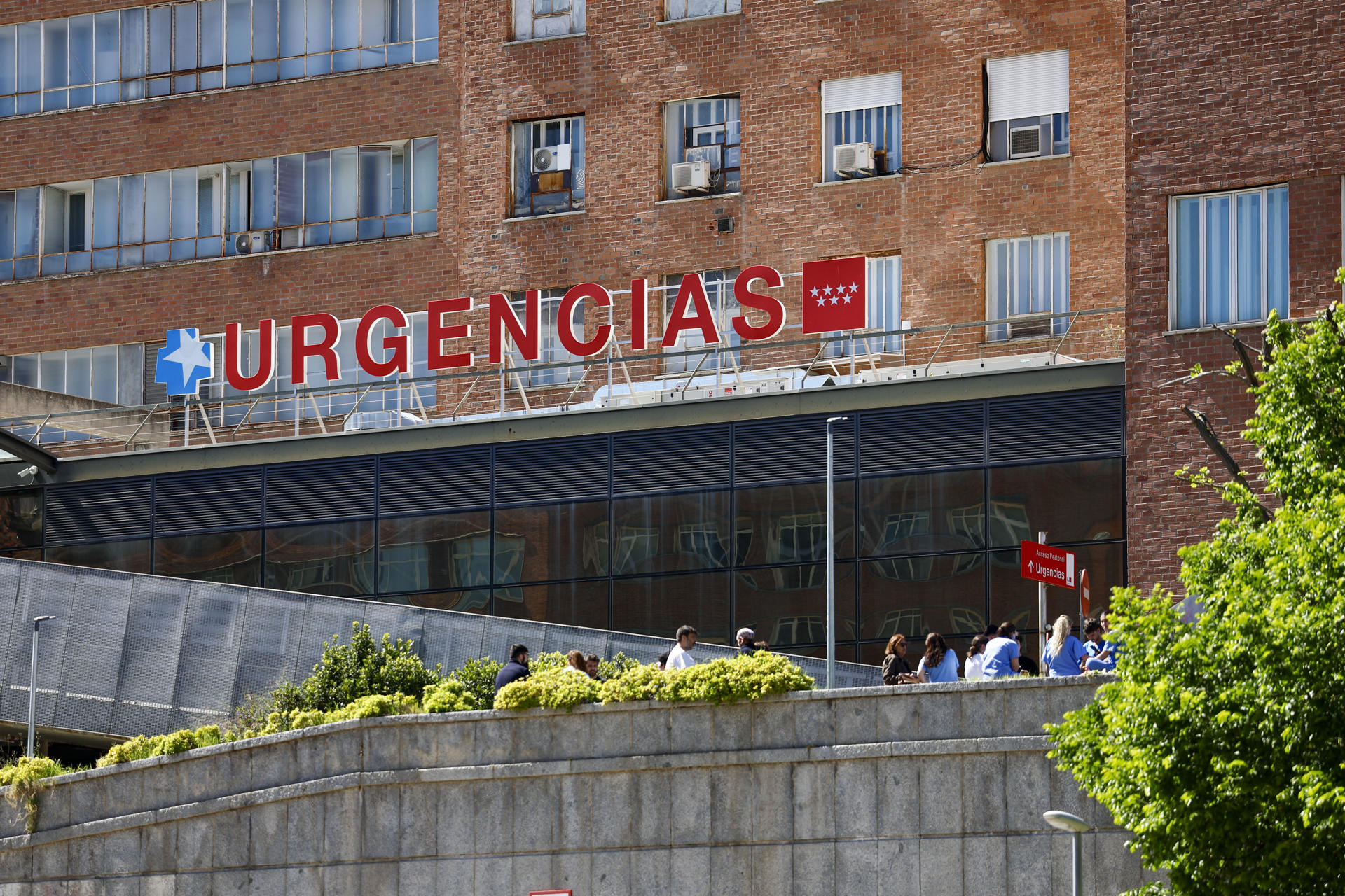 Fachada del Hospital Clínico San Carlos en Madrid, este lunes, durante el apagón de suministro eléctrico. El Ministerio de Sanidad ha informado de que hasta ahora ningún hospital ha reportado incidencias como consecuencia del apagón eléctrico producido este martes y ha garantizado que la red de centros cuenta con reservas de combustible suficientes para mantener la atención sanitaria "sin inconvenientes".EFE/ Rodrigo Jiménez