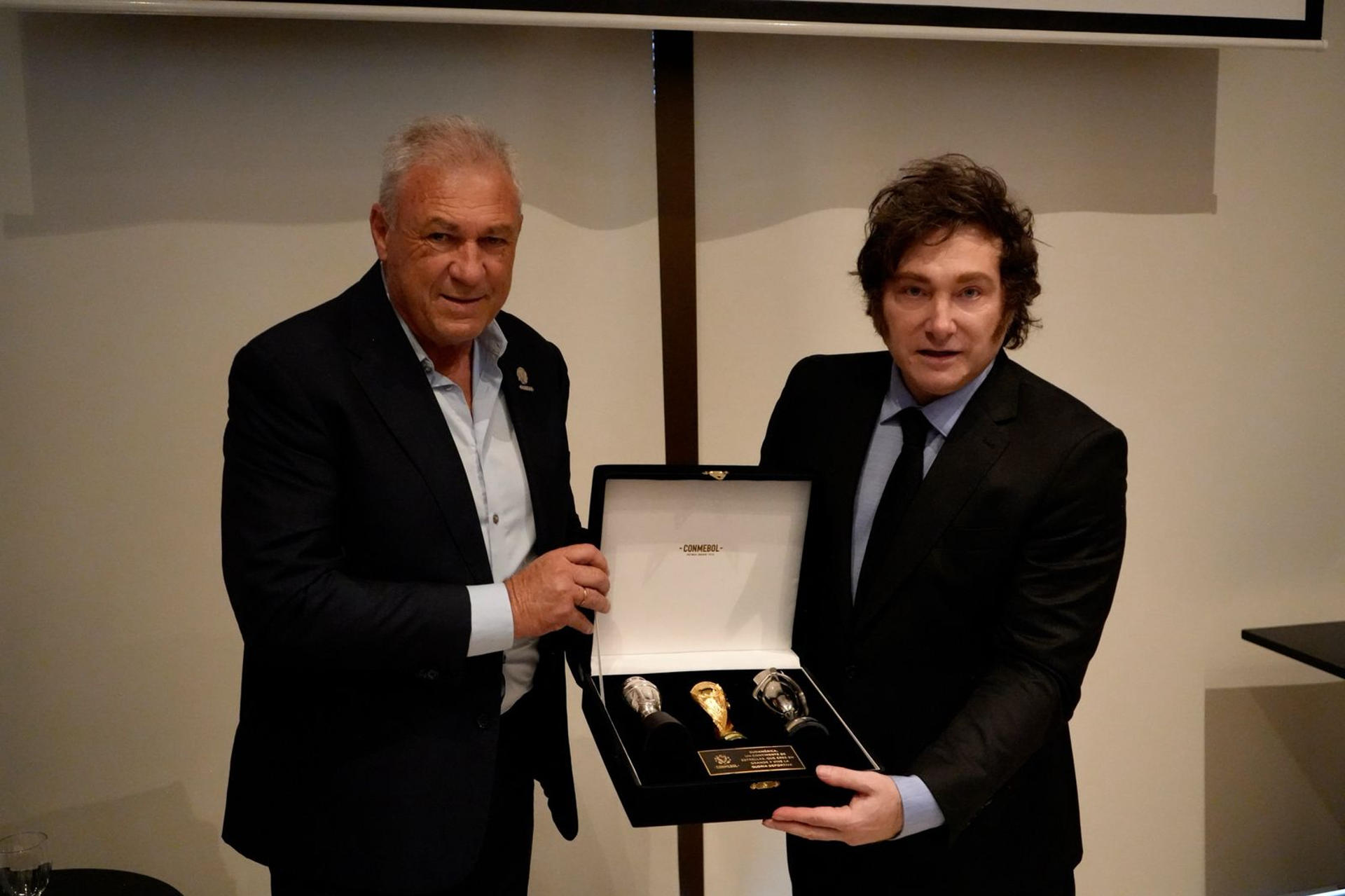Fotografía cedida por la presidencia de Argentina de su mandatario, Javier Milei (d), posando junto al secretario general adjunto de Fútbol y director de Desarrollo de la Confederación Sudamericana de Fútbol (Conmebol),. EFE/ Presidencia de Argentina / Solo uso editorial