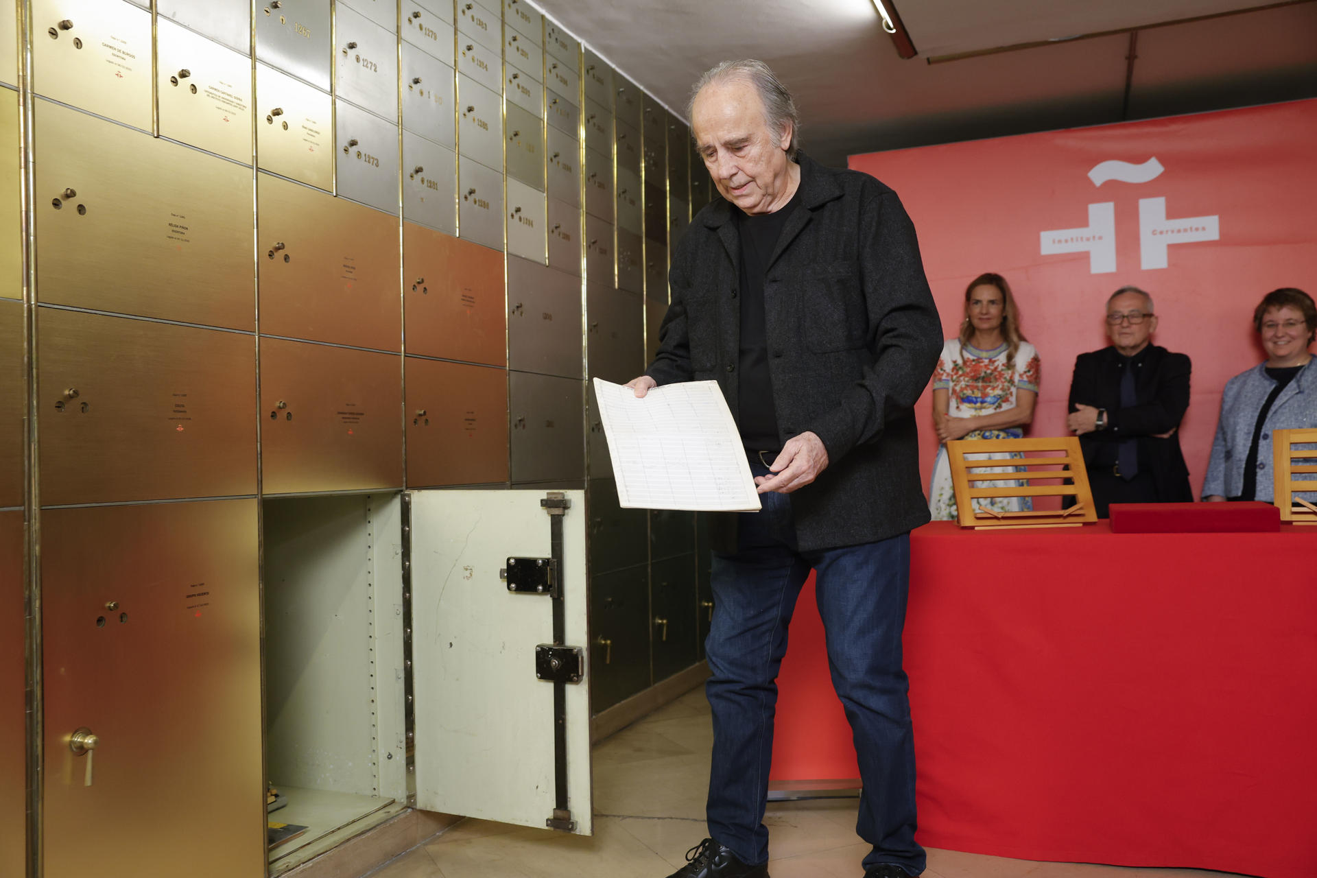 El cantautor Joan Manuel Serrat, a quien los editores madrileños entregan este jueves el Premio Antonio de Sancha 2025, deposita su legado en la Caja de las Letras del Instituto Cervantes. EFE/ Zipi Aragon