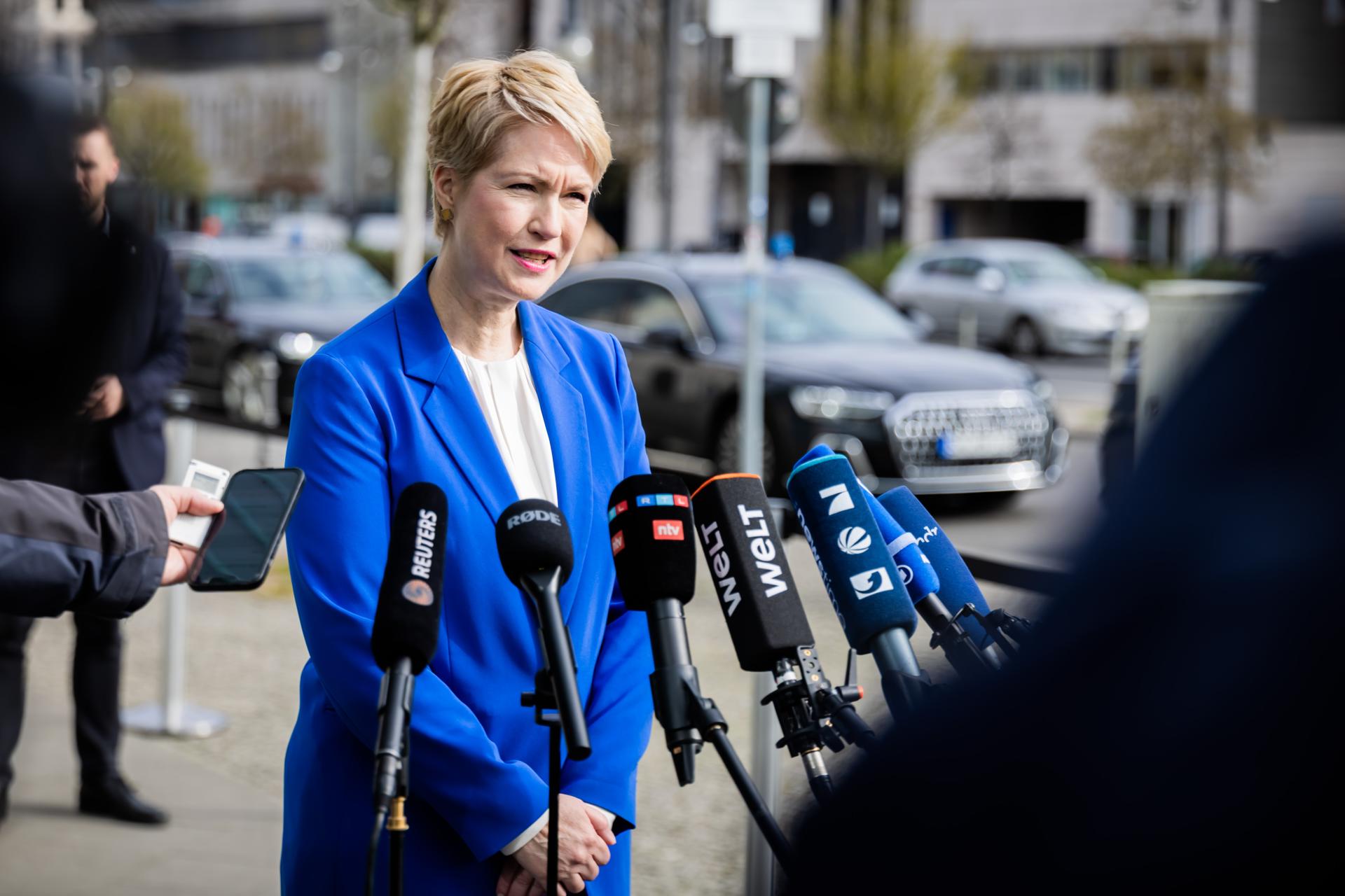La Ministra-Presidenta de Mecklenburg-Pomerania Occidental, Manuela Schwesig del SPD, habla con los medios mientras llega a la sede del partido de la Unión Demócrata Cristiana (CDU), la Casa Konrad Adenauer, en Berlín, Alemania, el 08 de abril de 2025. La Unión Demócrata Cristiana (CDU), la Unión Social Cristiana (CSU) y el Partido Socialdemócrata (SPD) continúan sus negociaciones de coalición. (Alemania) EFE/EPA/CHRISTOPH SOEDER