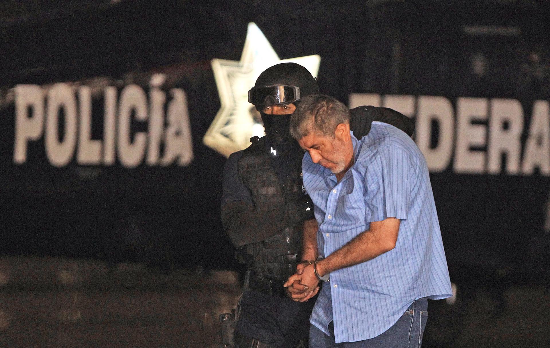 Fotografía de archivo en la que aparece el confeso narcotraficante mexicano Vicente Carrillo Fuentes (d), alias El Viceroy, al ser conducido por un miembro de la Policía Federal mexicana, en Ciudad de México. EFE/Mario Guzmán