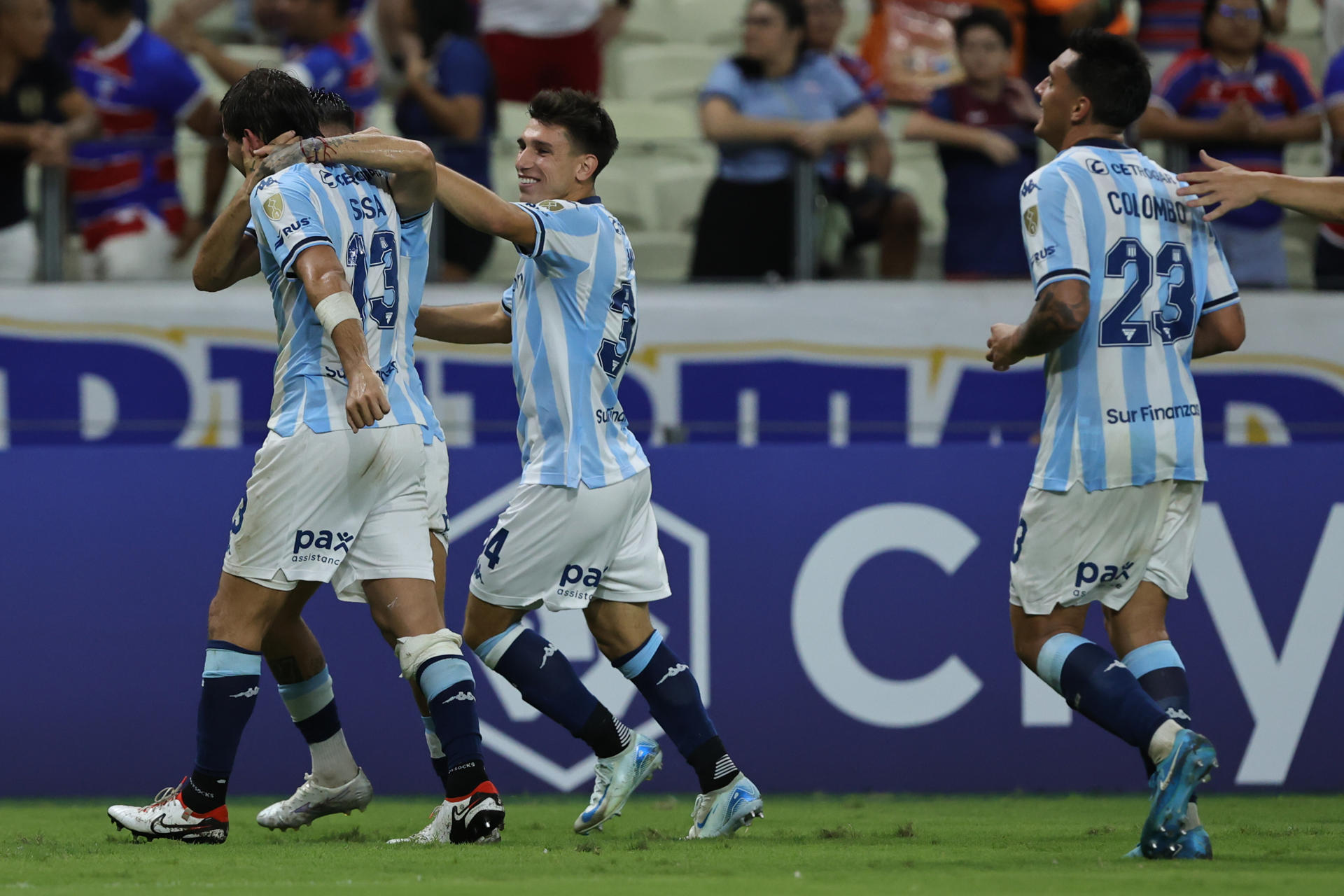 Jugadores de Racing celebran un gol este martes, en un partido de la fase de grupos de la Copa Libertadores. EFE/ Jarbas Oliveira