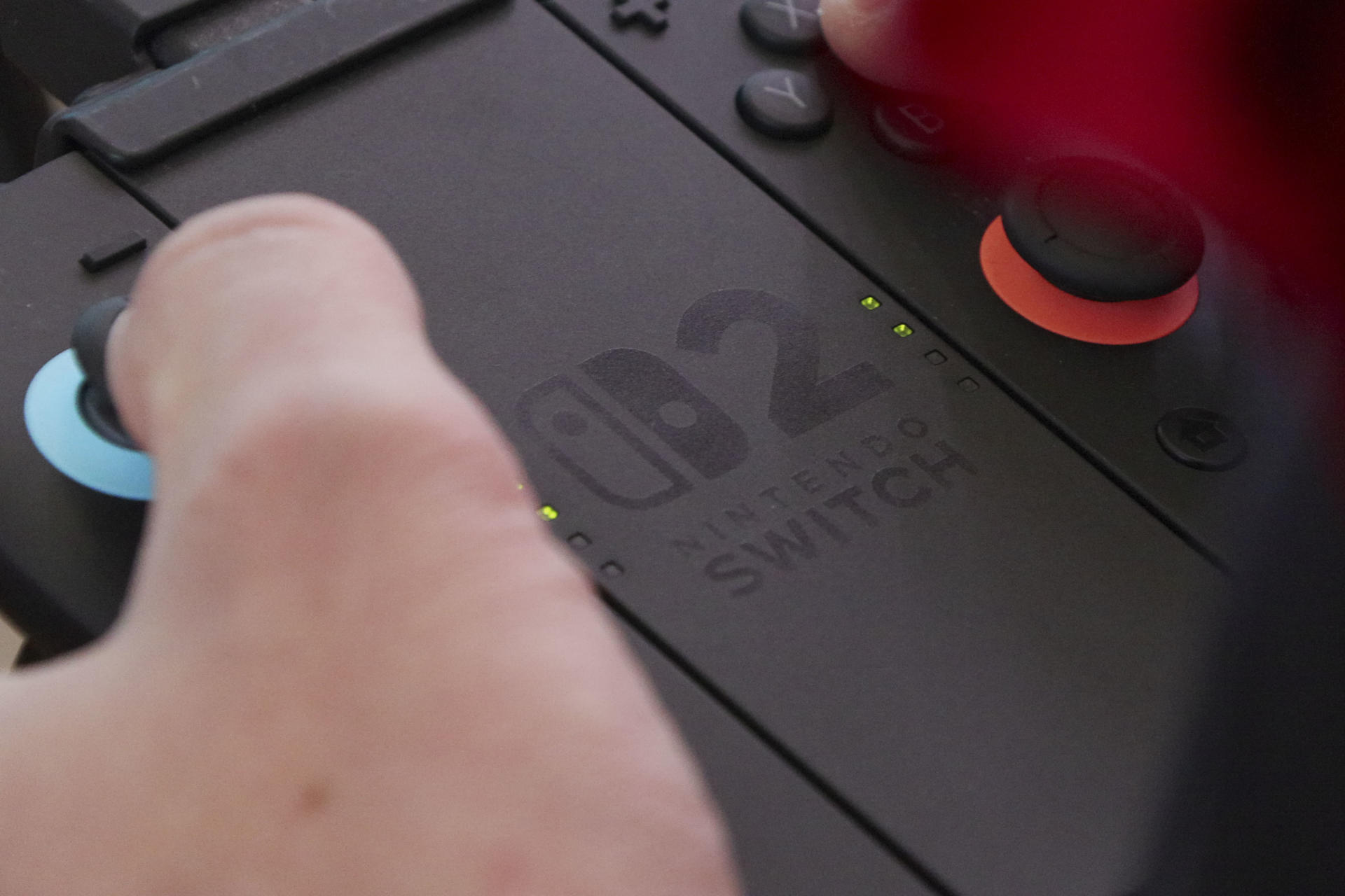 Fotografía del 3 de abril de 2025 de una persona sosteniendo un mando de la nueva videoconsola Nintendo Switch 2 durante un evento de presentación en la ciudad de París (Francia). EFE/ Edgar Sapiña