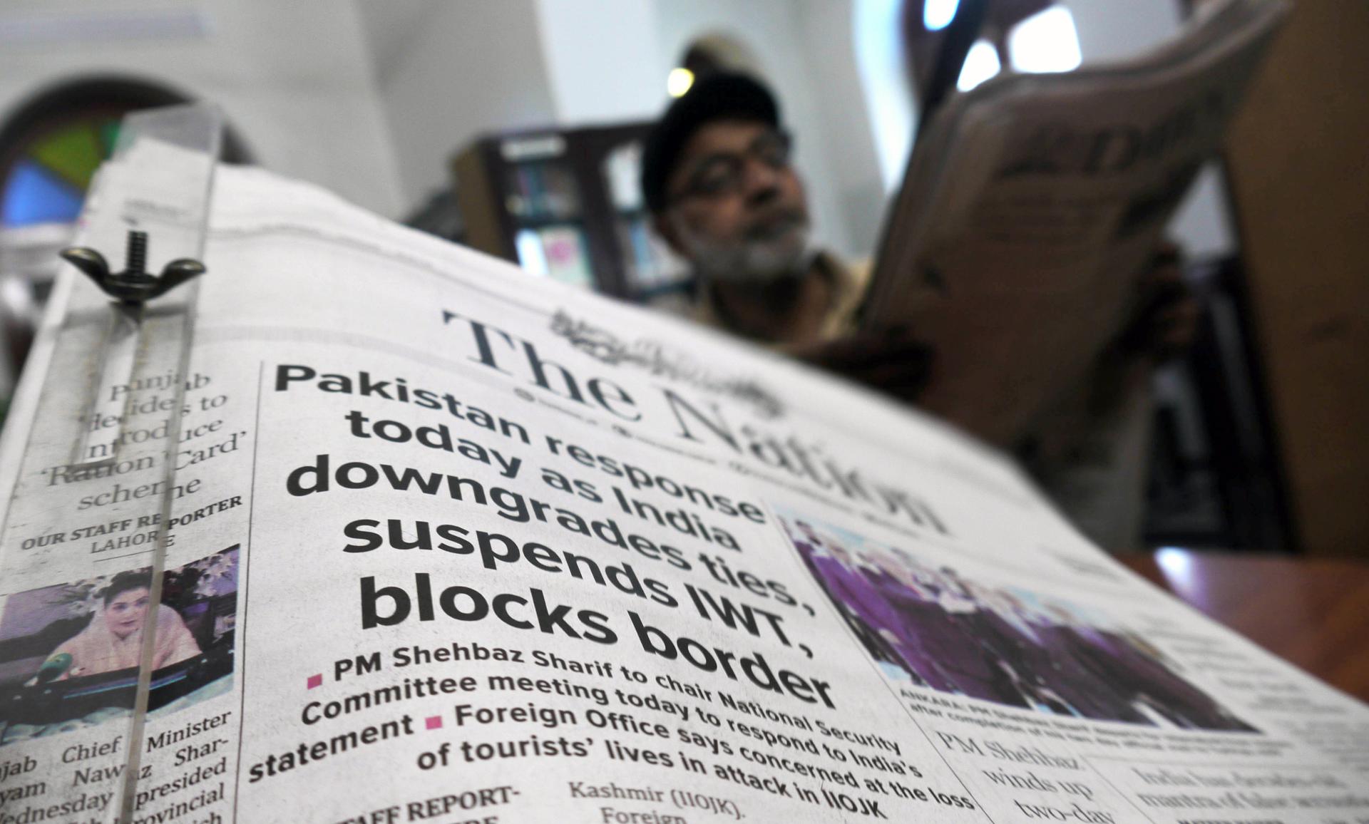 Una persona lee un periódico paquistaní con noticias sobre las tensiones por el ataque terrorista en Pahalgam, en la Cachemira administrada por la India, en Karachi, Pakistán, el 24 de abril de 2025. EFE/EPA/REHAN KHAN