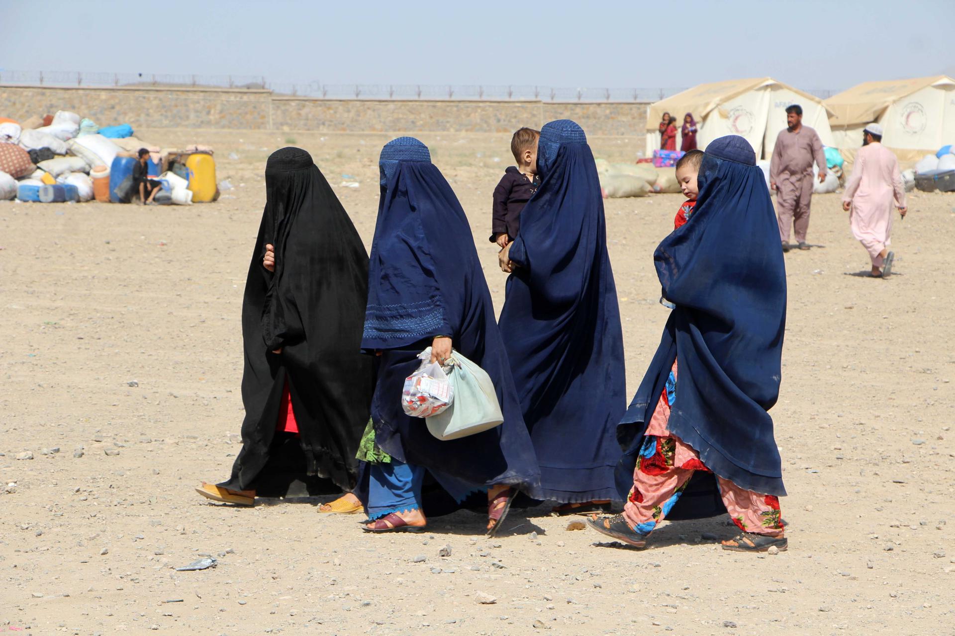 Mujeres afganas caminan por un campamento en Spin Boldak, Kandahar (Afganistán), tras regresar de Pakistán, el 19 de abril de 2025.EFE/EPA/QUDRATULLAH RAZWAN