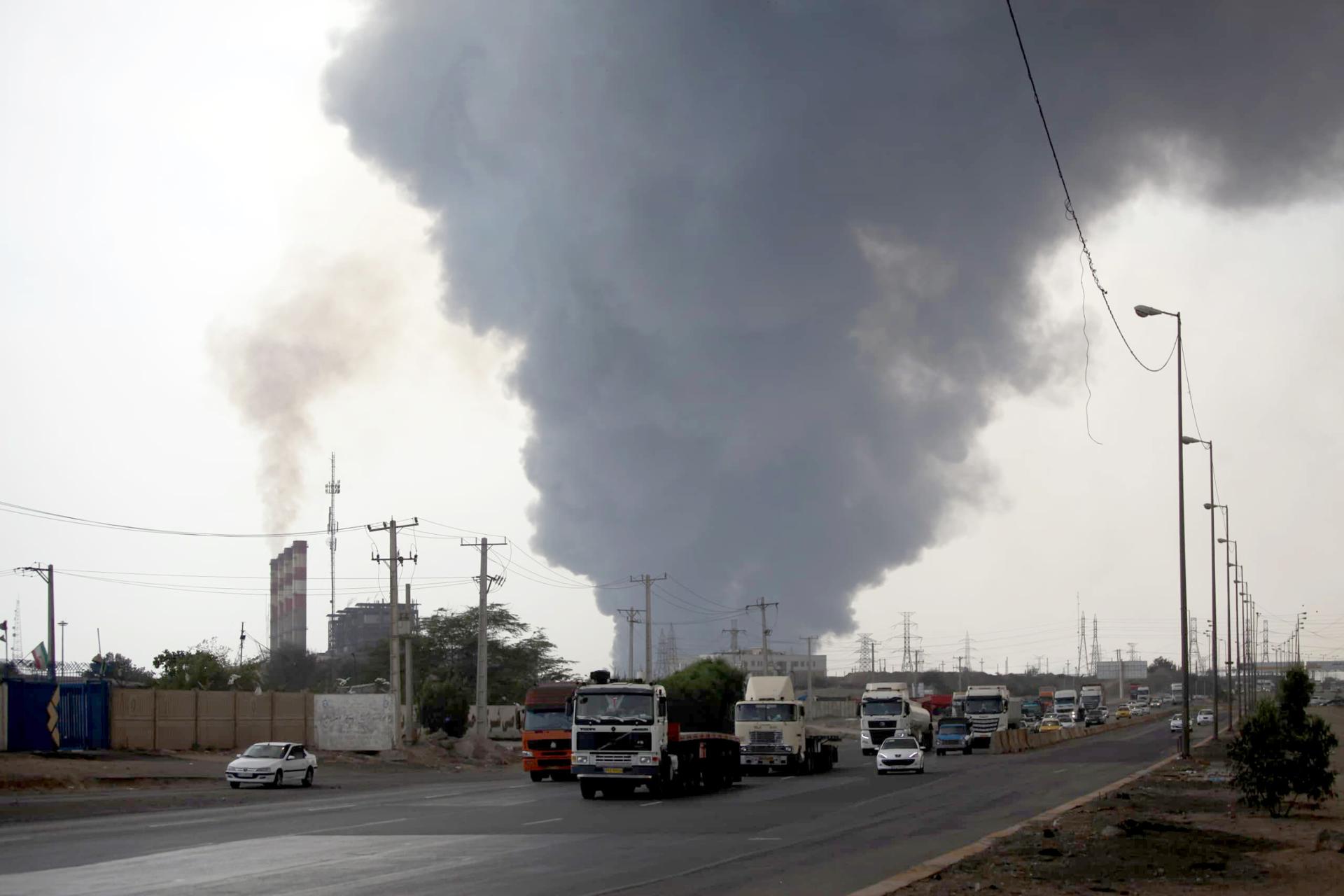 Humo se eleva tras la explosión en el puerto de Rajai, en la ciudad de Bandar Abbas, sur de Irán, el 26 de abril de 2025. EFE/EPA/Mohammad Rasoul Moradi