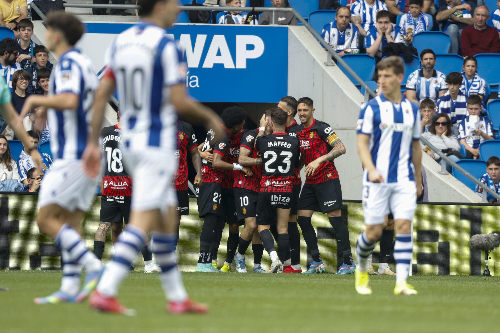 Los jugadores del Mallorca celebran el gol de Sergi Darder, segundo del equipo, durante el encuentro que disputaron en el estadio de Anoeta, correspondiente a la jornada 31 de LaLiga. EFE/ Javier Etxezarreta
