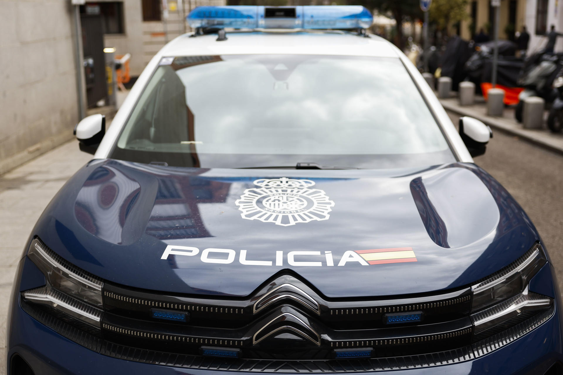 Unidad del Cuerpo Nacional de Policía patrulla por una calle de Madrid. .EFE/Mariscal