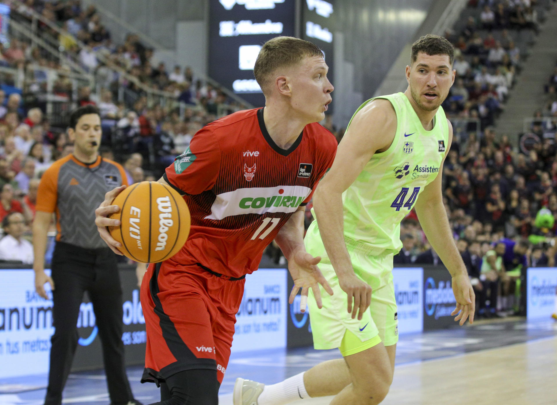 El alero del Granada Elias Valtoren (i) juega un balñon ante Joel Parra, del Barça, durante el partido de la Liga Endesa de baloncesto que Covirán Granada y FC Barcelona han disputado este domingo en el Palacio de Deportes de la ciudad nazarí. EFE/Pepe Torres