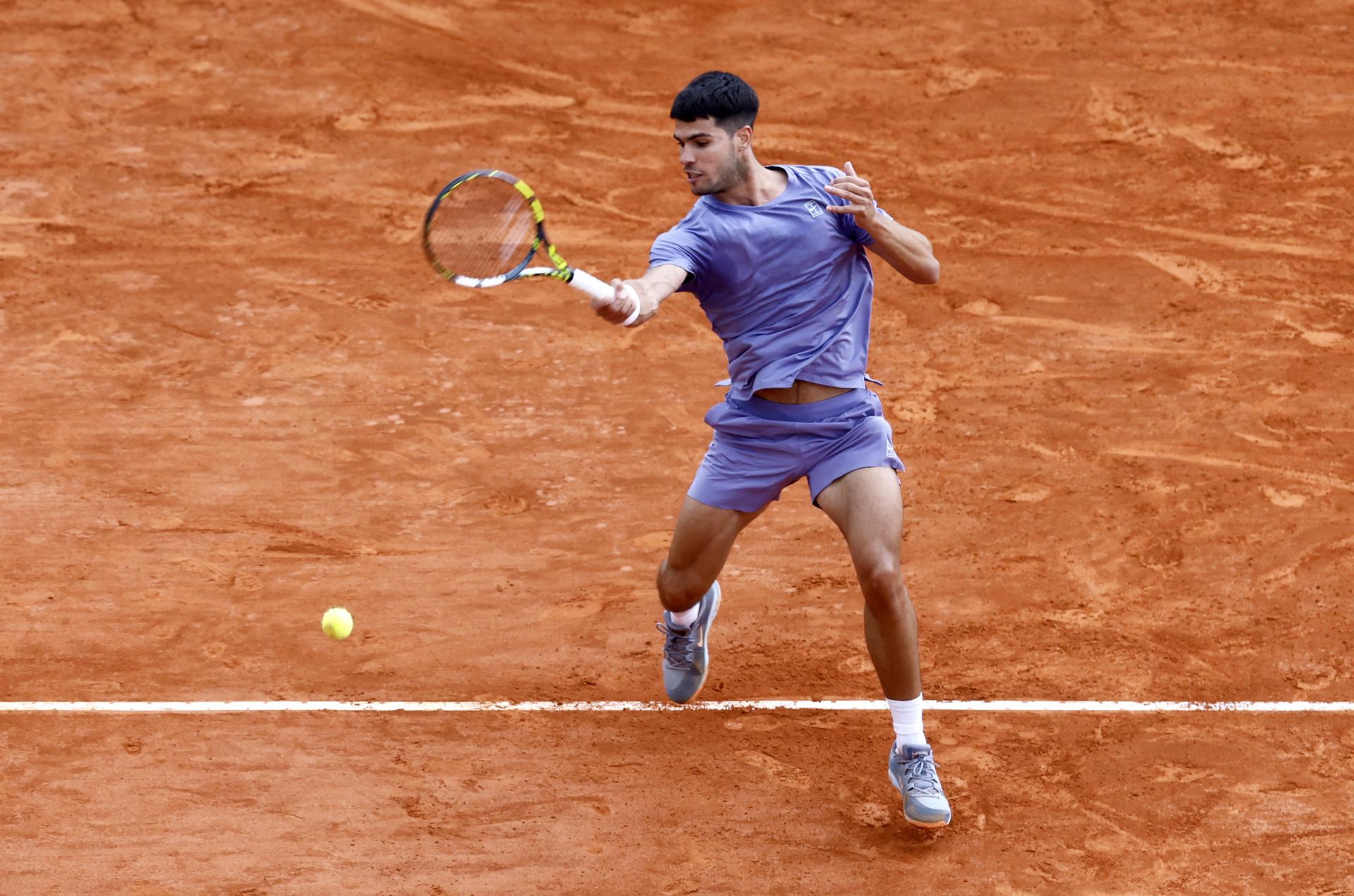 El tenista español Carlos Alcaraz en acción durante su partido de segunda ronda que le ha enfrentado al argentino Francisco Cerundolo (fuera de imagen) en Montecarlo. EFE/EPA/SEBASTIEN NOGIER