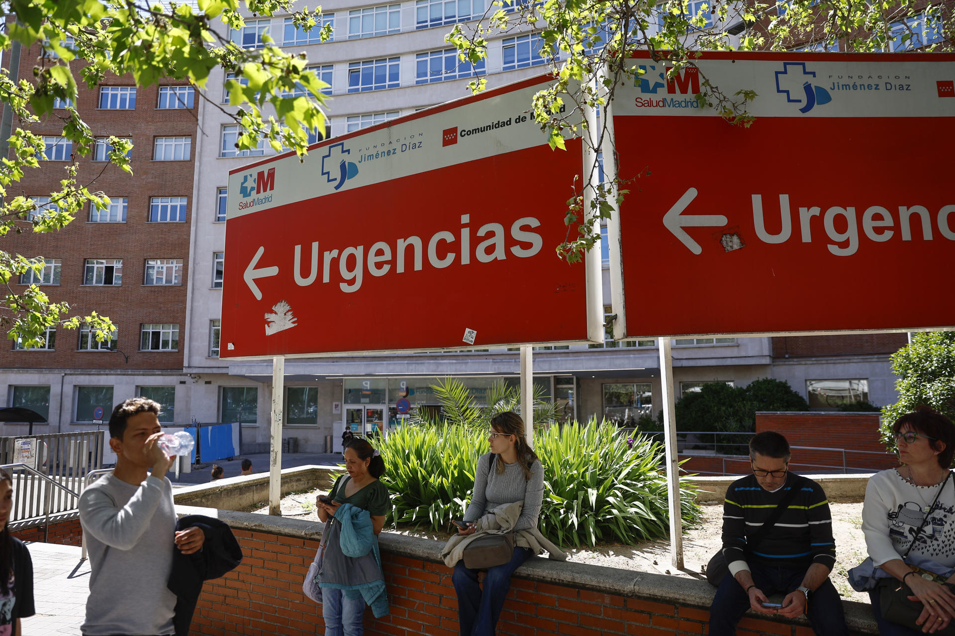 Fachada del Hospital Clínico San Carlos en Madrid, este lunes, durante el apagón de suministro eléctrico. El Ministerio de Sanidad ha informado de que hasta ahora ningún hospital ha reportado incidencias como consecuencia del apagón eléctrico producido este martes y ha garantizado que la red de centros cuenta con reservas de combustible suficientes para mantener la atención sanitaria "sin inconvenientes".EFE/ Rodrigo Jiménez
