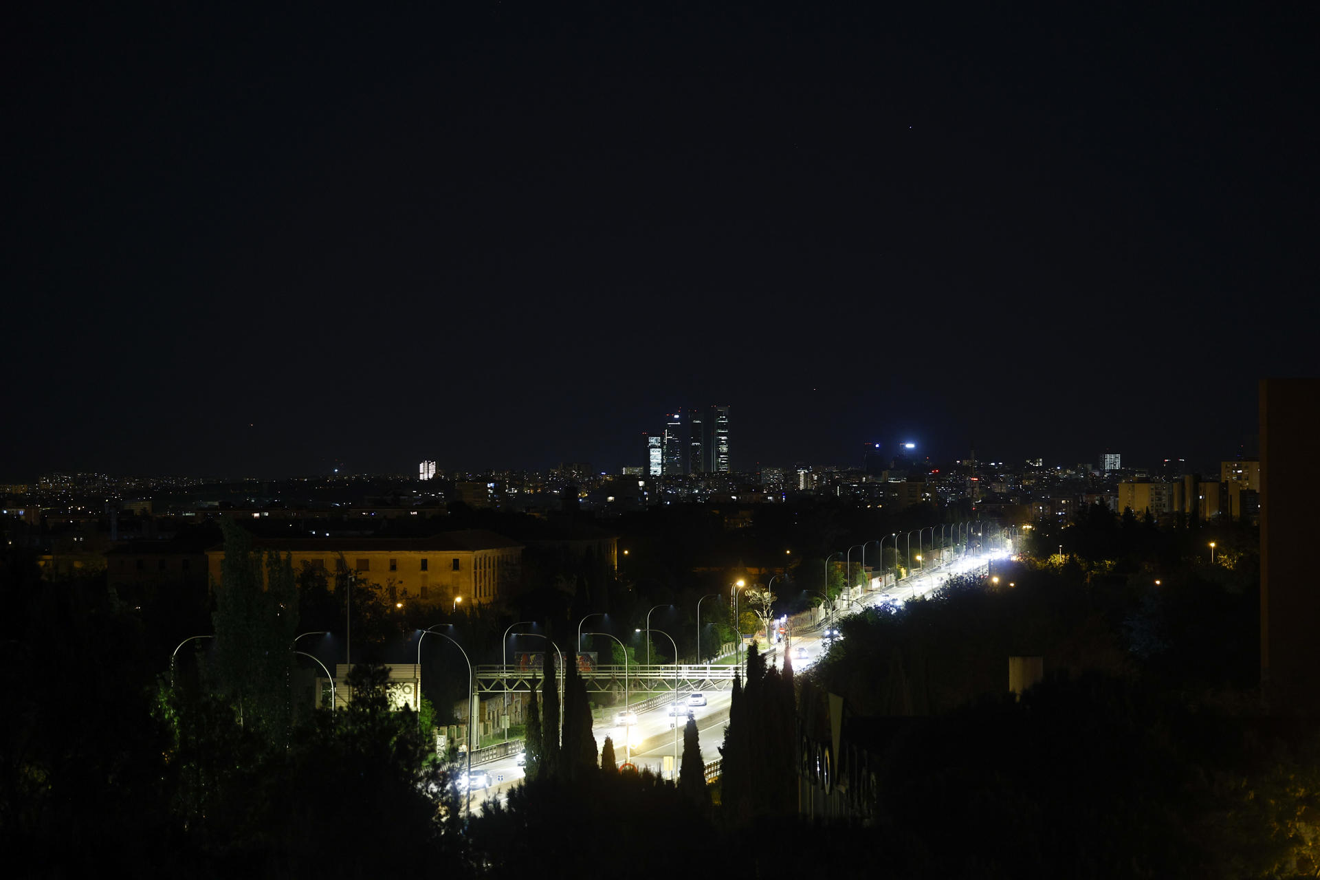 Algunas calles de Madrid vuelven a iluminarse tras el apagón masivo del sistema eléctrico ocurrido este lunes en la Península Ibérica. EEFE/Rodrigo Jiménez
