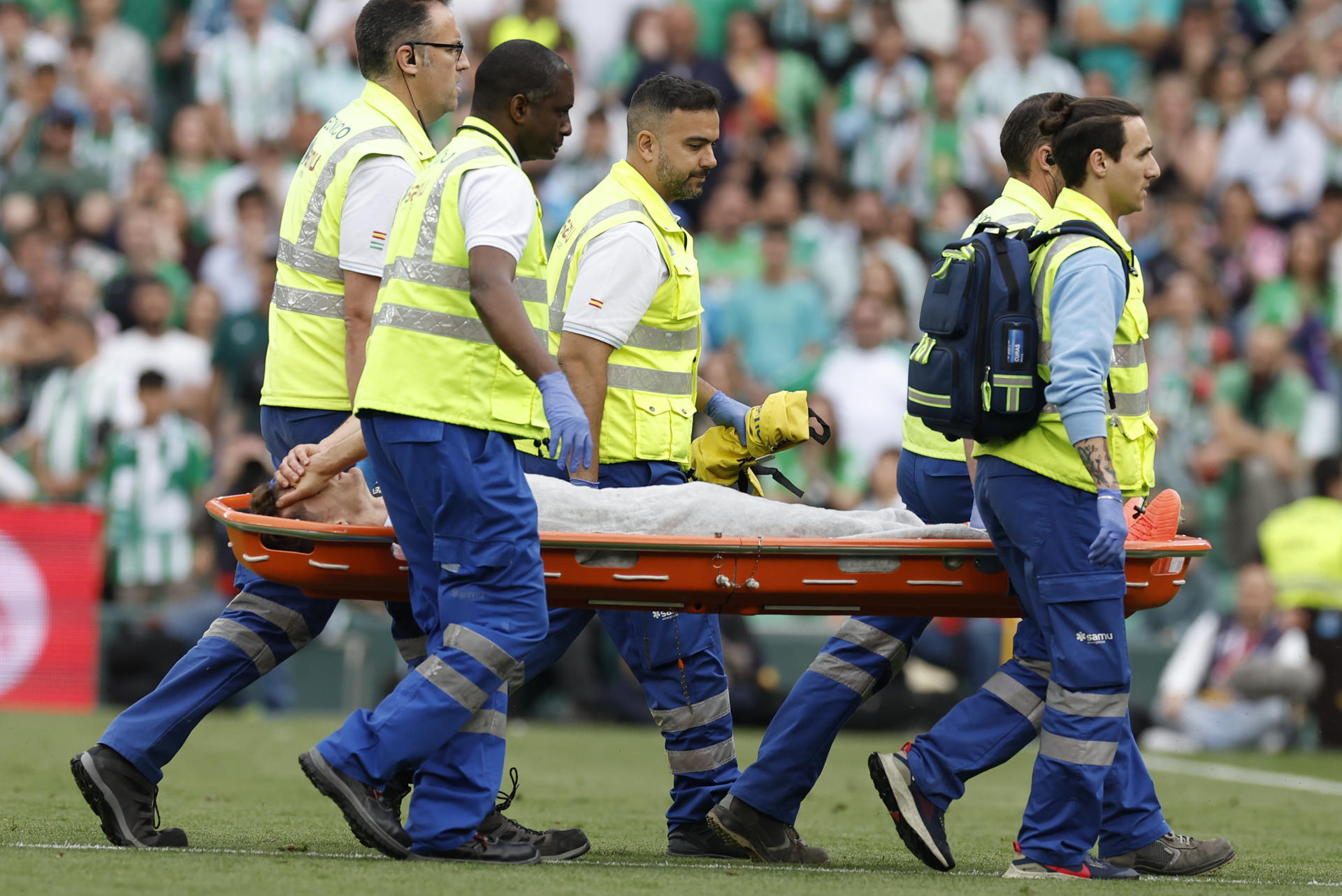 El defensa del Betis Diego Llorente es retirado en camilla, durante el partido de la LaLiga EA Sports que Real Betis Balompié y Villarreal CF disputaron en el estadio Benito Villamarín, en Sevilla. EFE/Julio Muñoz