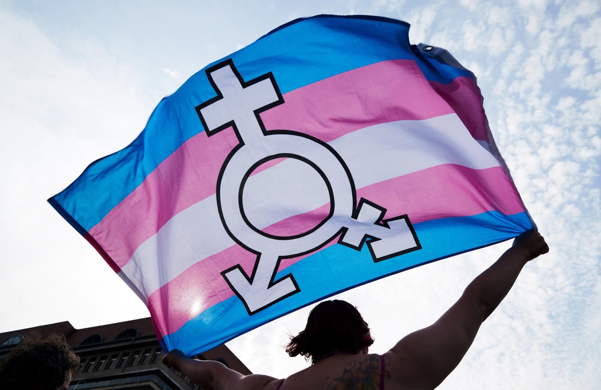 Fotografía de archivo en donde se ve una bandera trans. EFE/ Hayoung Jeon