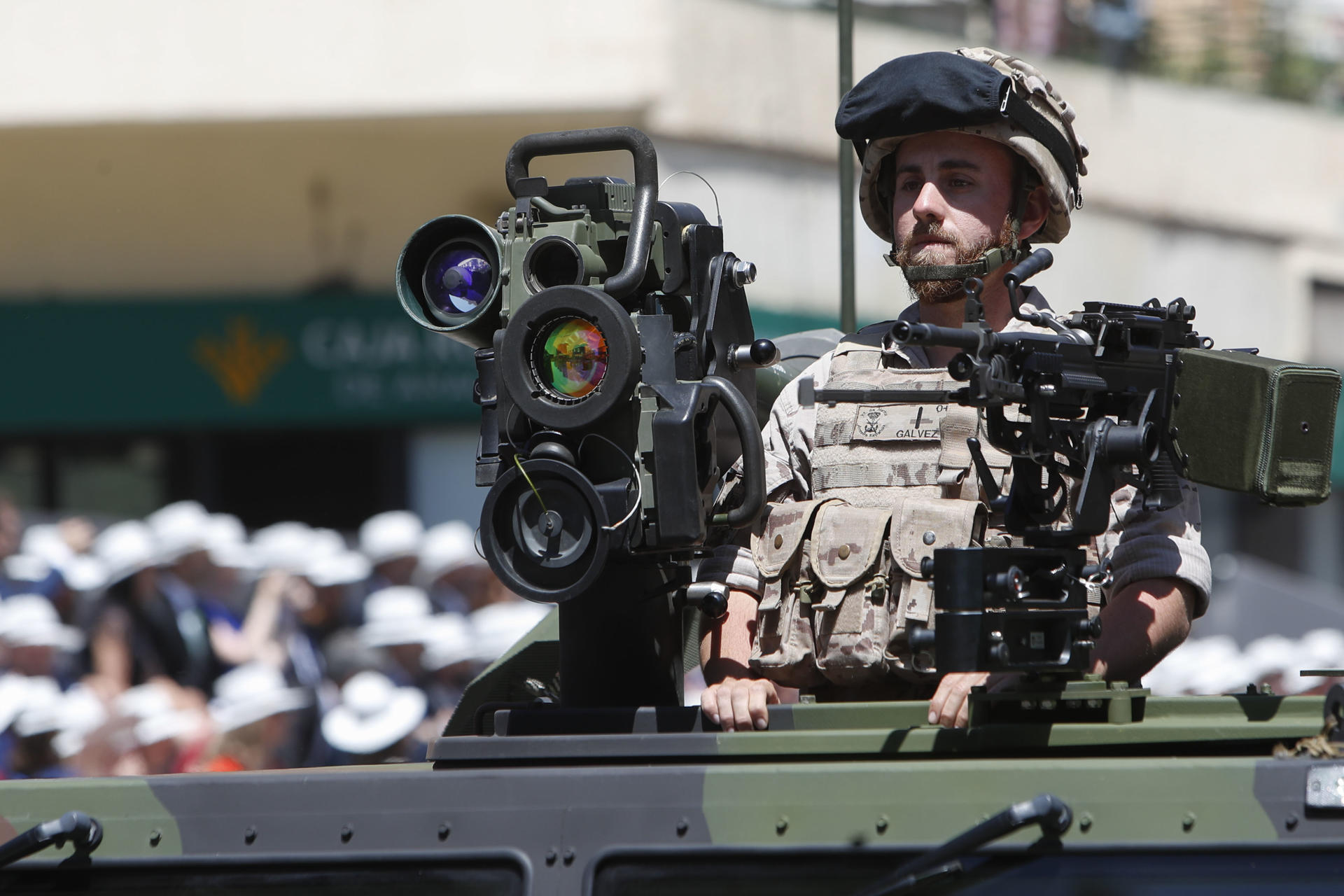 Imagen de archivo (28/05/2022) de unidades de Ejército de Tierra desfilan este sábado en Huesca, durante el acto central del Día de las Fuerzas Armadas. EFE/Javier Belver