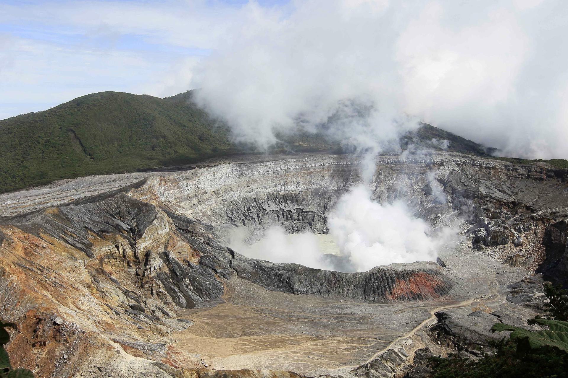 Fotografía de archivo del cráter del volcán Poás. EFE/Jeffrey Arguedas