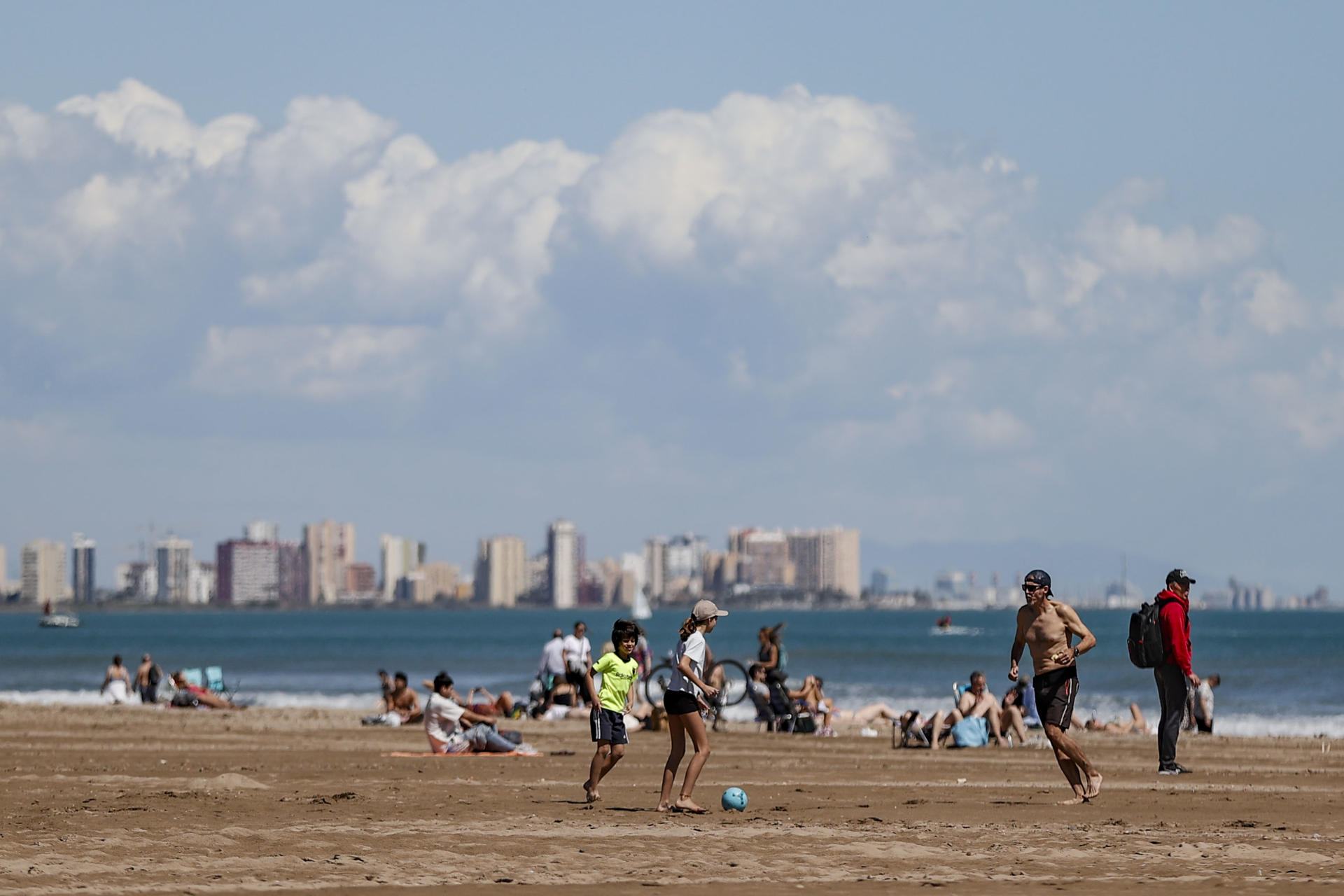 Numerosas personas disfrutan del sol y las altas temperaturas este sábado en la playa de la Patacona en Alboraia (Valencia). EFE/Manuel Bruque