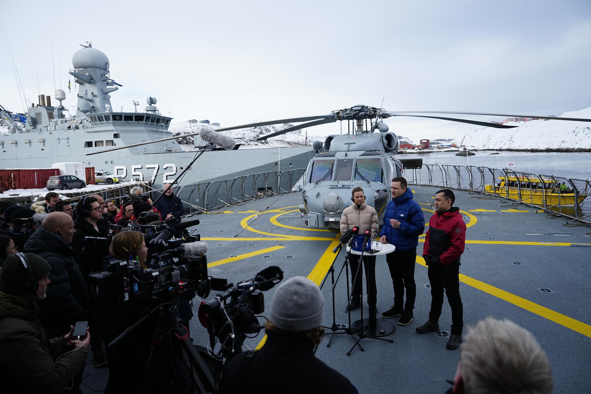 La Primera Ministra de Dinamarca, Mette Frederiksen (I), el jefe de gobierno interino de Groenlandia, Mute Bourup Egede (D), y el nuevo jefe de gobierno, Jens-Frederik Nielsen (C), durante una conferencia de prensa a bordo del barco de inspección de la Marina danesa Vaedderen en Nuuk, Groenlandia, 03 de abril de 2025. El Primer Ministro está visitando la capital de Groenlandia, Nuuk, hasta el 04 de abril. (Dinamarca, Groenlandia) EFE/EPA/Mads Claus Rasmussen DINAMARCA FUERA