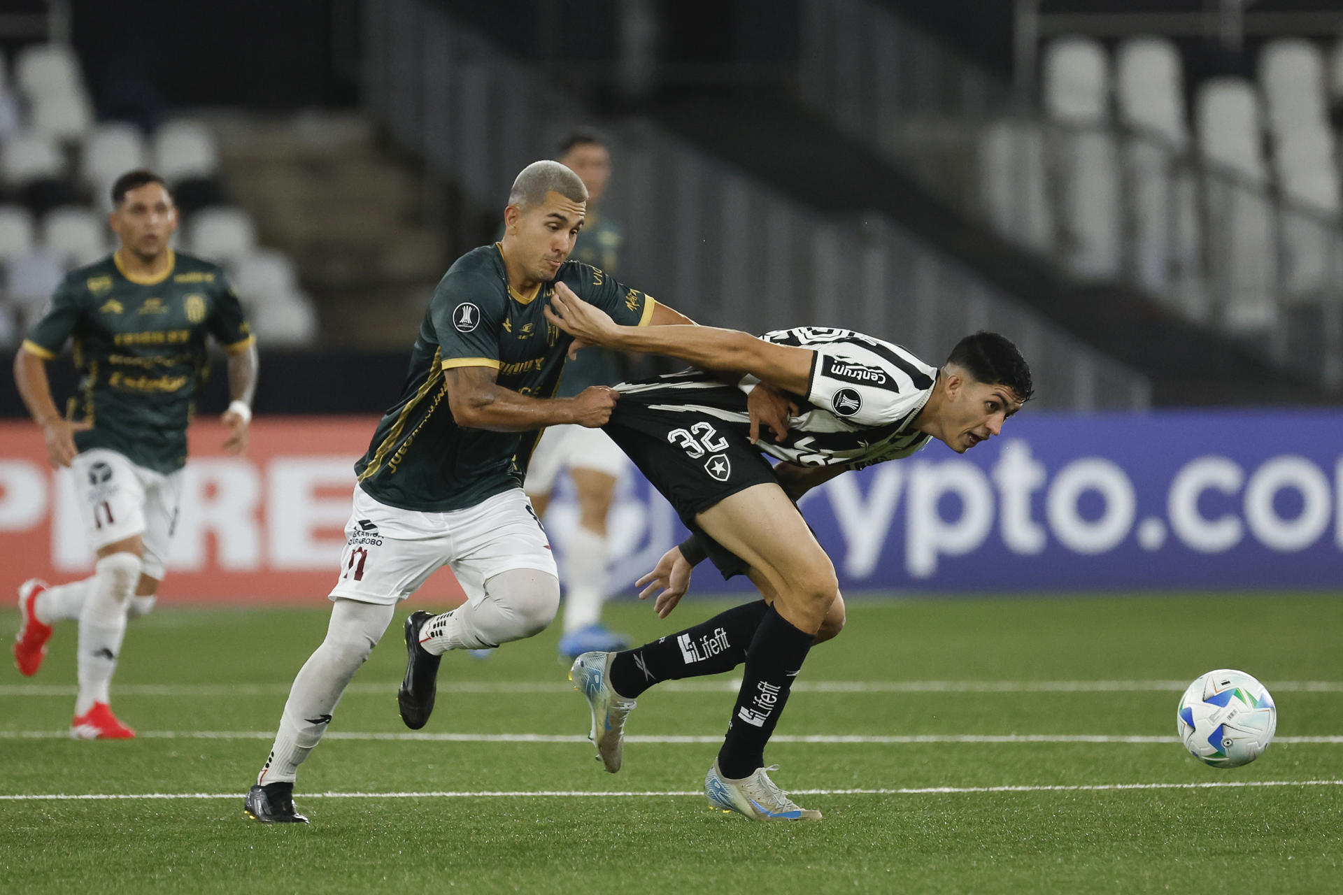 Jair Paula da Cunha (d) de Botafogo disputa un balón con Juan Camilo Pérez de Carabobo en un partido de la fase de grupos de la Copa Libertadores. EFE/ Antonio Lacerda