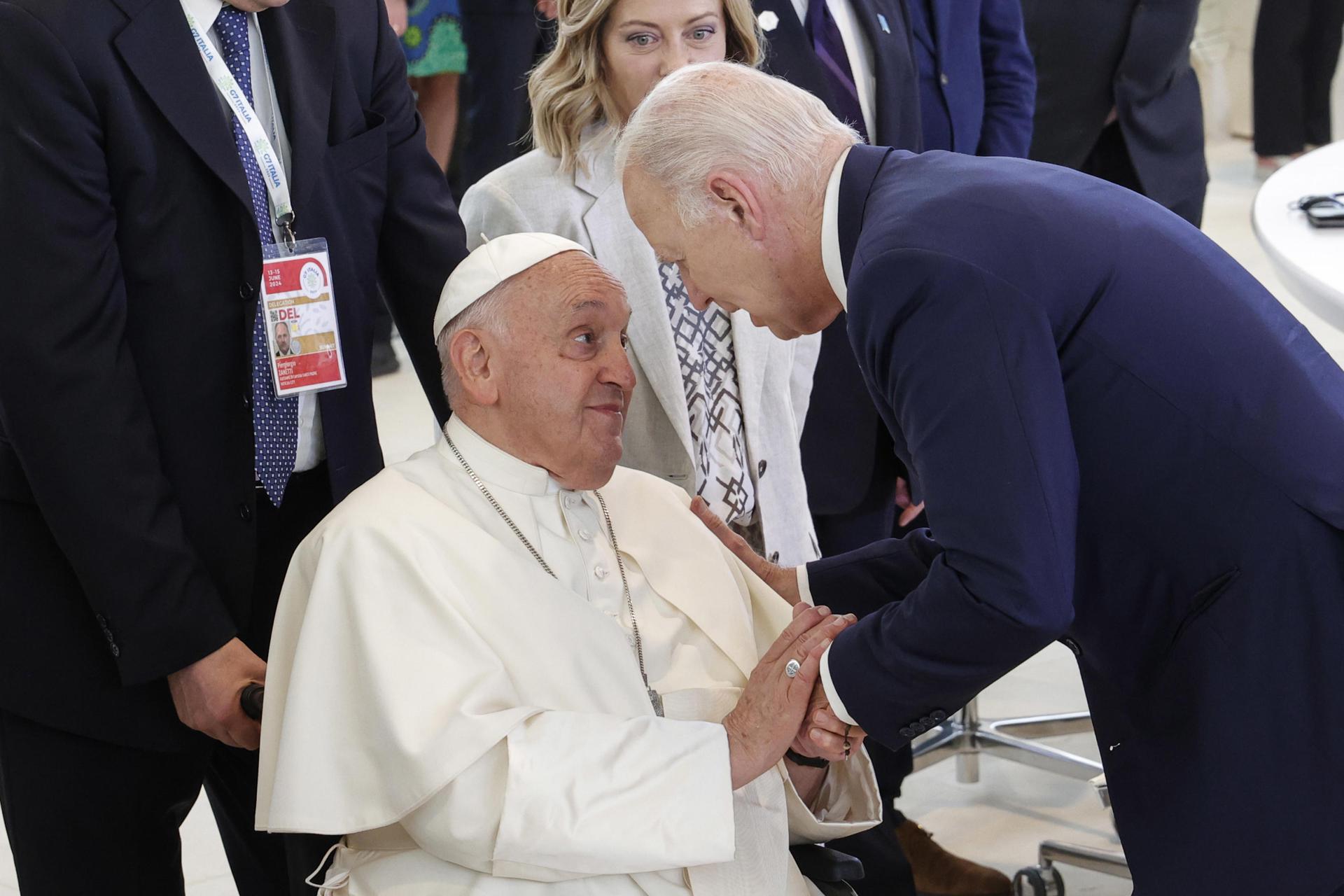 Fotografía de archivo del papa Francisco (i) y el expresidente de EE.UU., Joe Biden. EFE/EPA/GIUSEPPE LAMI