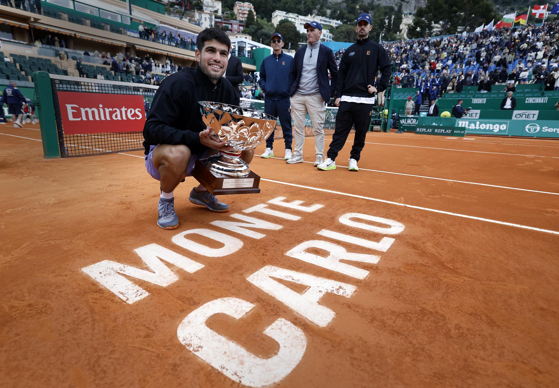 El tenista español Carlos Alcaraz y su equipo posan con el trofeo tras ganar contra el italiano Lorenzo Musetti en la final del torneo Masters de Montecarlo. EFE/EPA/SEBASTIEN NOGIER