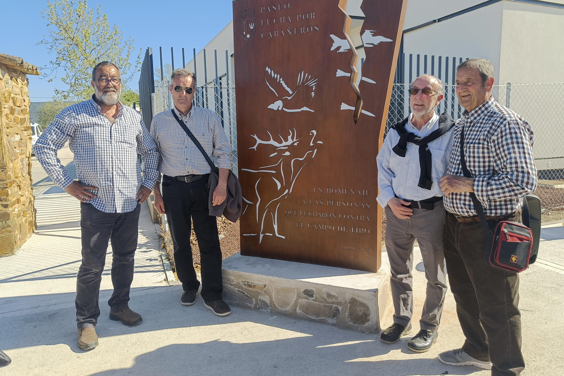 Urbano Patón Villareal (2d), José Manuel Hernández (i), Serafín Moreno Muñoz (2i) y José Salgado Gómez (2d) han sido los encargados, en representación de todas aquellas personas que lucharon y consiguieron el logro histórico de evitar que Cabañeros se convirtiese en campo de tiro, de inaugurar este paseo y un monolito que recuerda a quienes participaron en esta lucha. EFE/Beldad