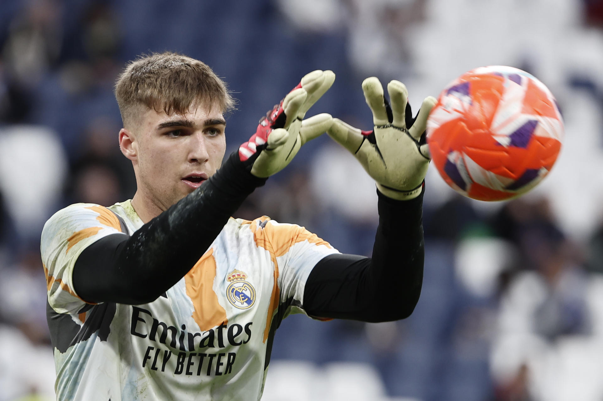 El portero titular del Real Madrid, Fran González, calienta antes del partido de LaLiga entre el Real Madrid y el Valencia C.F., disputado este sábado en el estadio Santiago Bernabéu en Madrid. EFE/Sergio Pérez