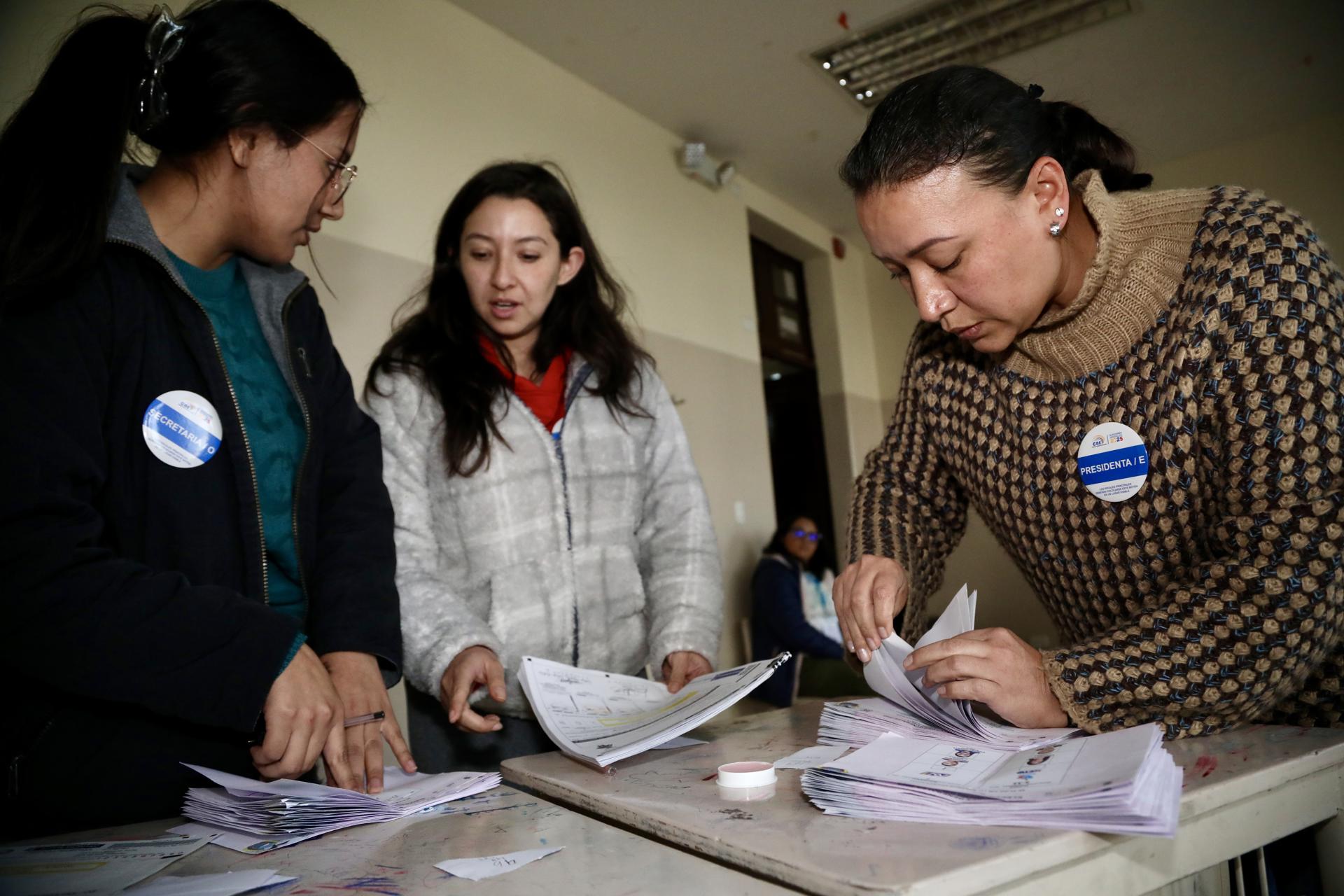 Jurados de votación inician el conteo de votos al cierre de la jornada electoral este domingo, en Quito (Ecuador). EFE/Gianna Benalcazar