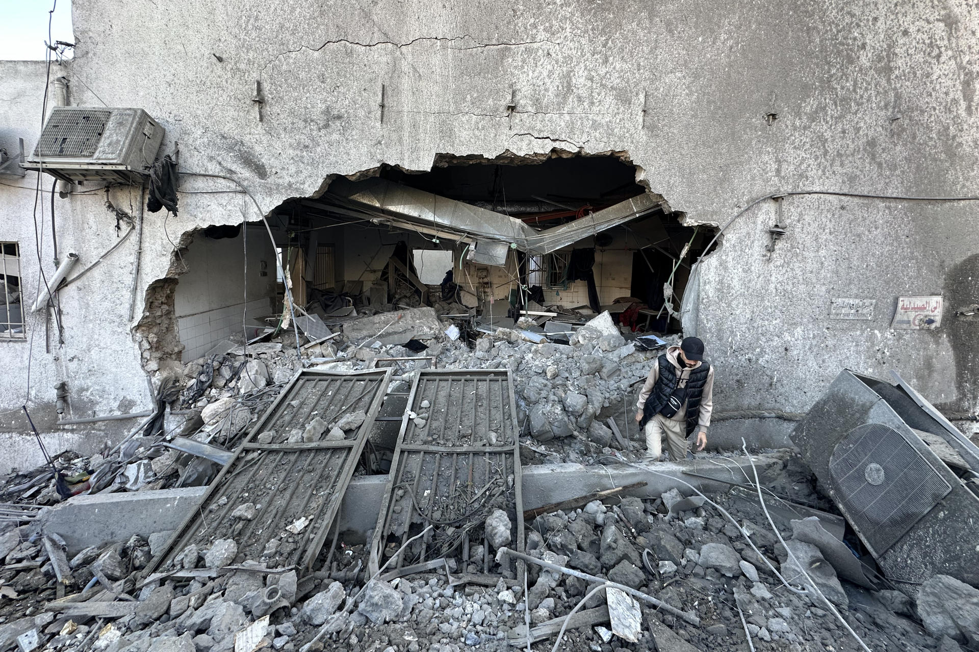 La Oficina de Información de Gaza informó que las fuerzas israelíes bombardearon la noche de este sábado el hospital Al Ahli, también conocido como Hospital Bautista, mientras que varios medios de comunicación registraron el ataque y señalaron que hay daños severos. EFE/ Ahmad Awad