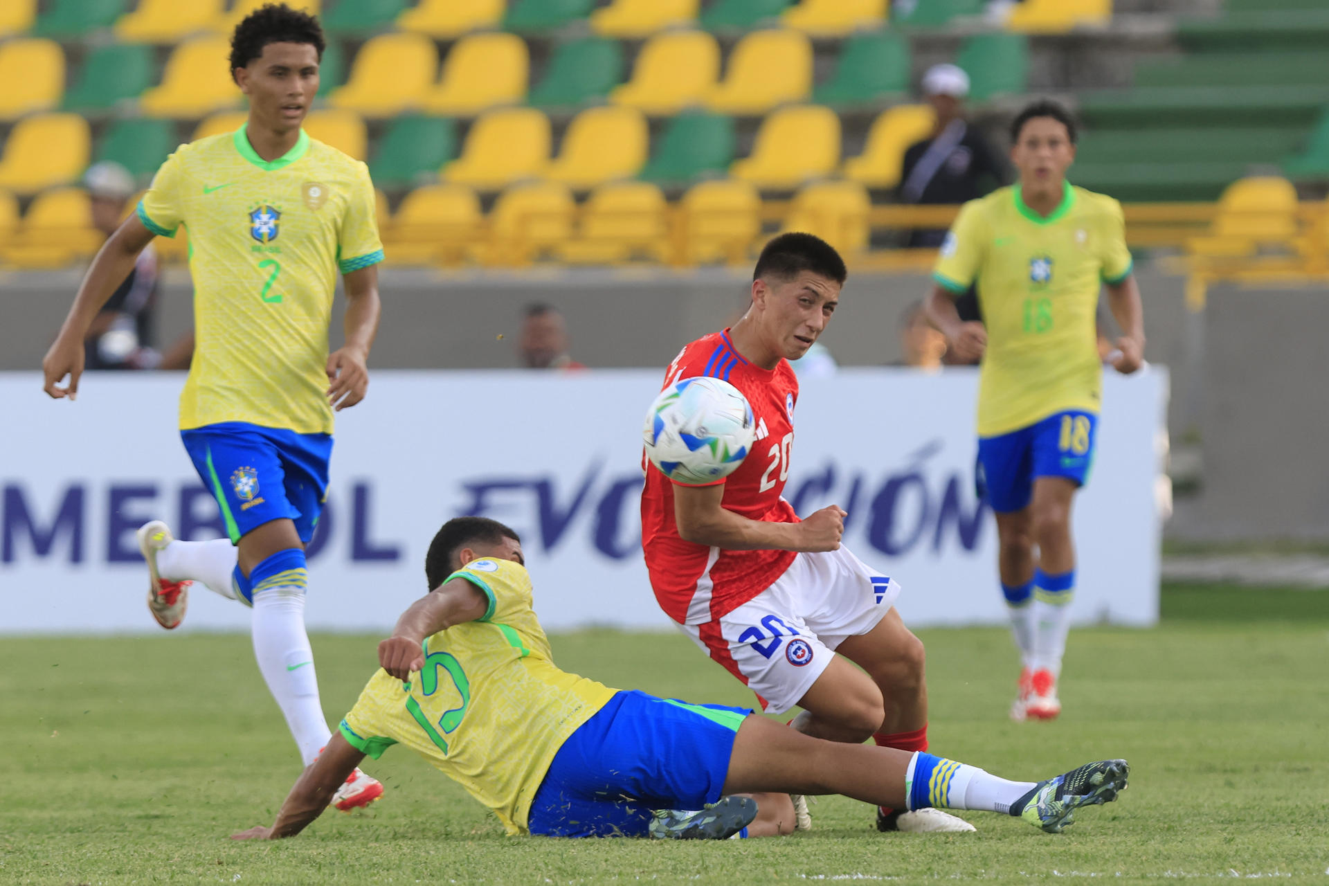 Luis Eduardo Guedes (abajo) de Brasil disputa el balón con Ignacio Sepúlveda (arriba) de Chile. EFE/Ricardo Maldonado Rozo