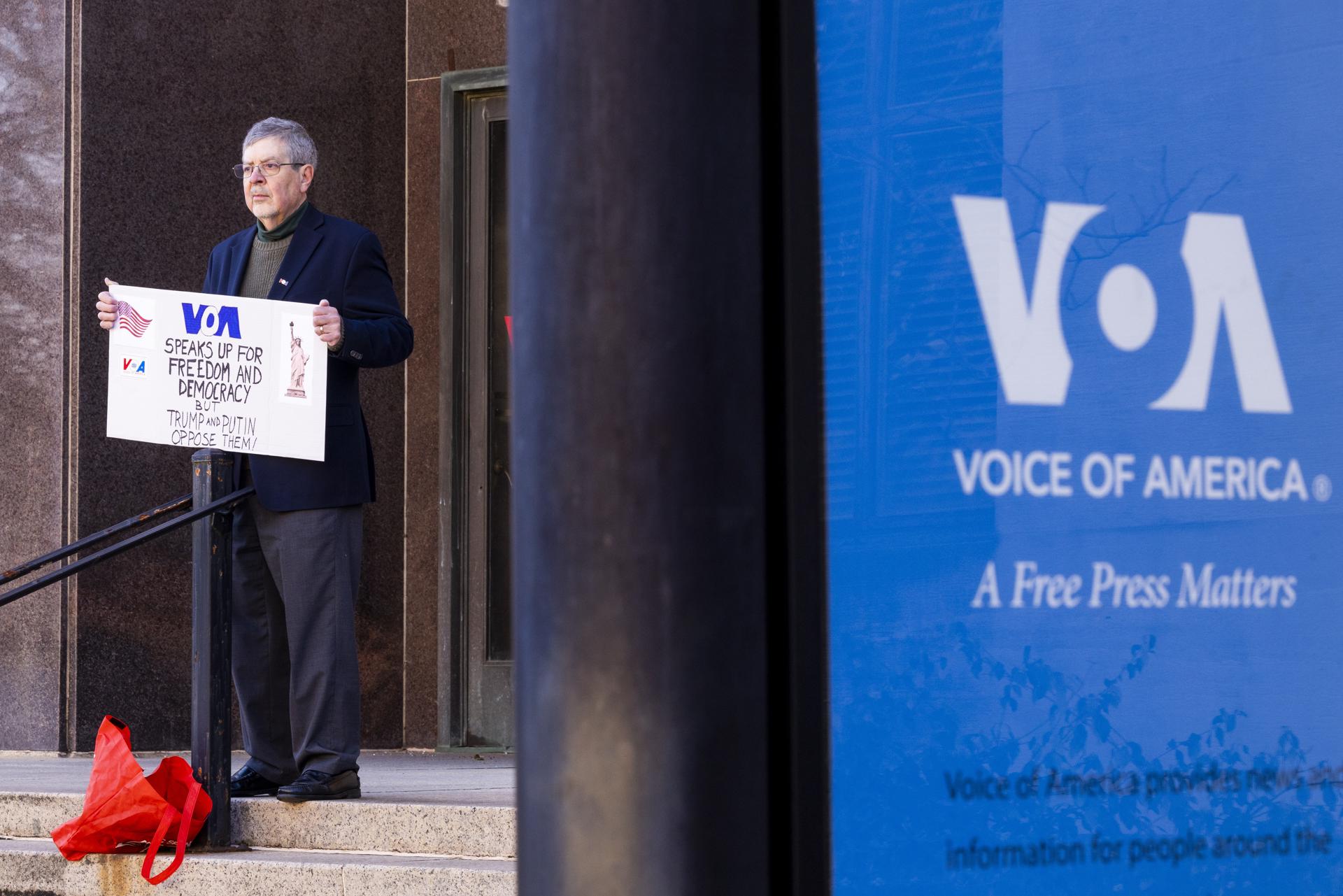 Steve Lodge, cuyo padre, Robert Lodge, fue corresponsal en la Voz de América (VOA), protesta frente al edificio sede de la VOA en Washington, DC, EE.UU., el 17 de marzo de 2025.EFE/EPA/SHAWN THEW