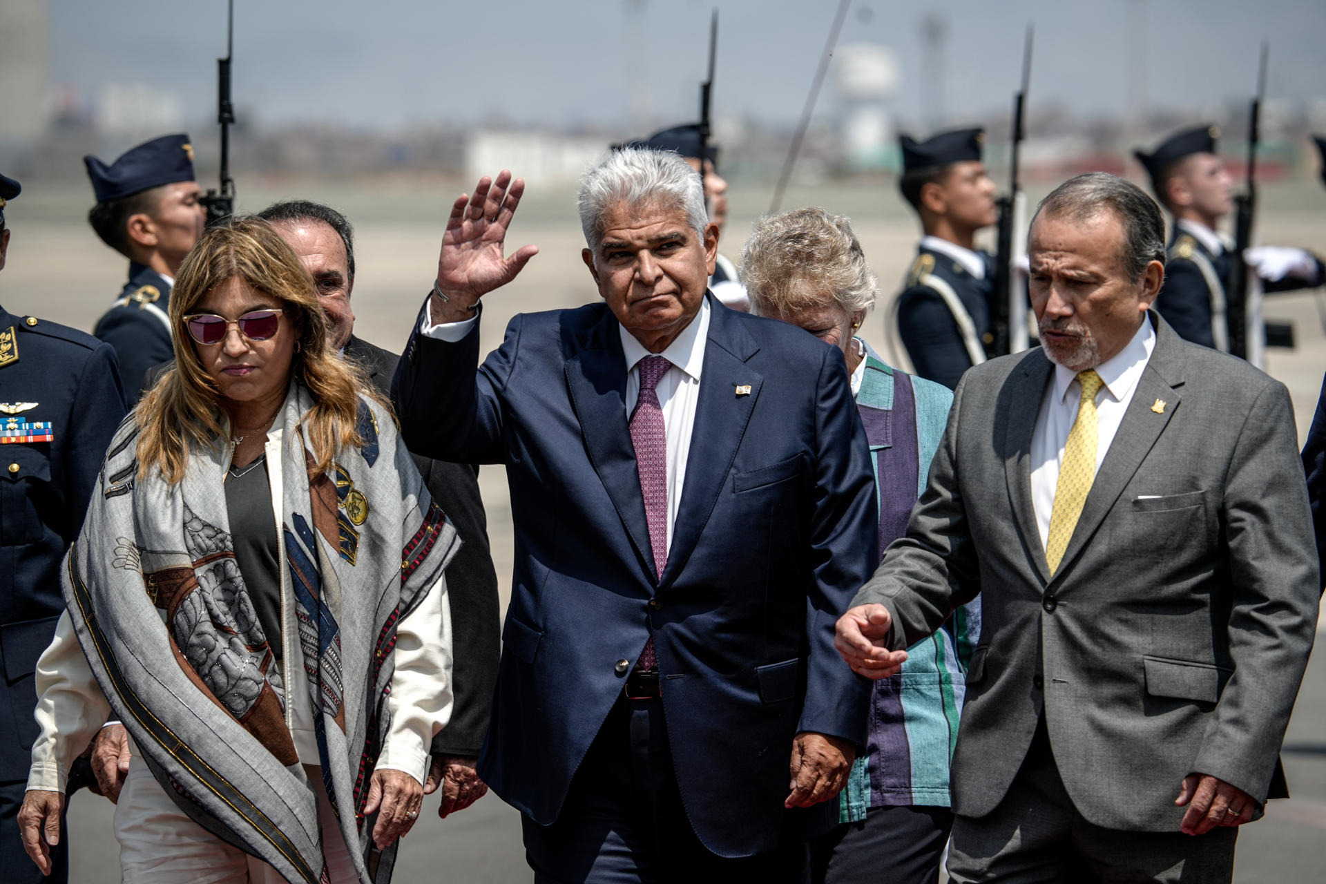 El presidente de Panamá, José Raúl Mulino, a su llegada al aeropuerto de la Fuerza Aérea de Perú este 10 de abril de 2025, en Callao (Perú). EFE/ John Reyes Mejia