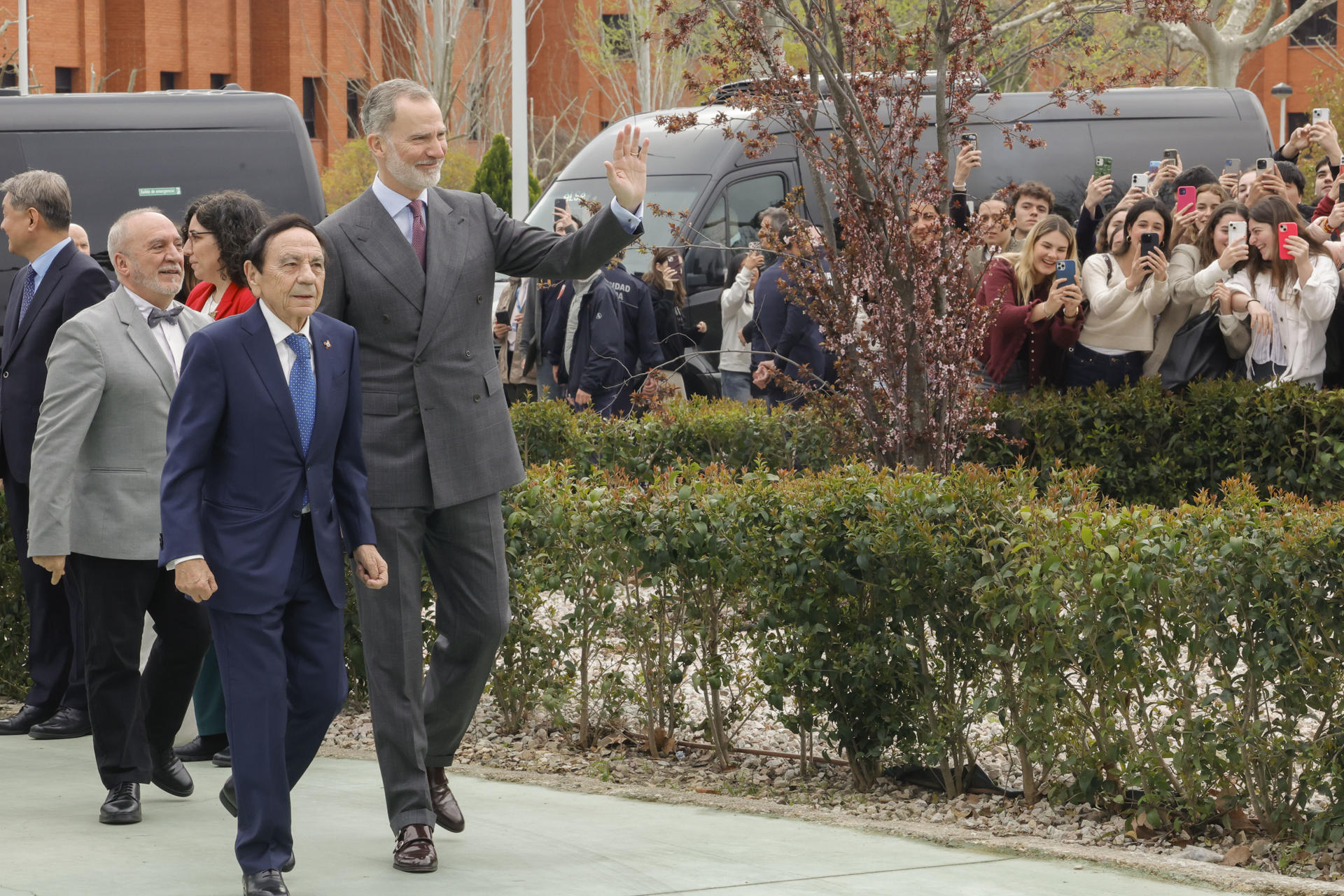 El rey Felipe VI (c) junto al presidente de la Universidad Alfoso X El Sabio, Jesús Núñez (i), durante su visita este miércoles al campus con motivo de su 30º aniversario. EFE/ Zipi