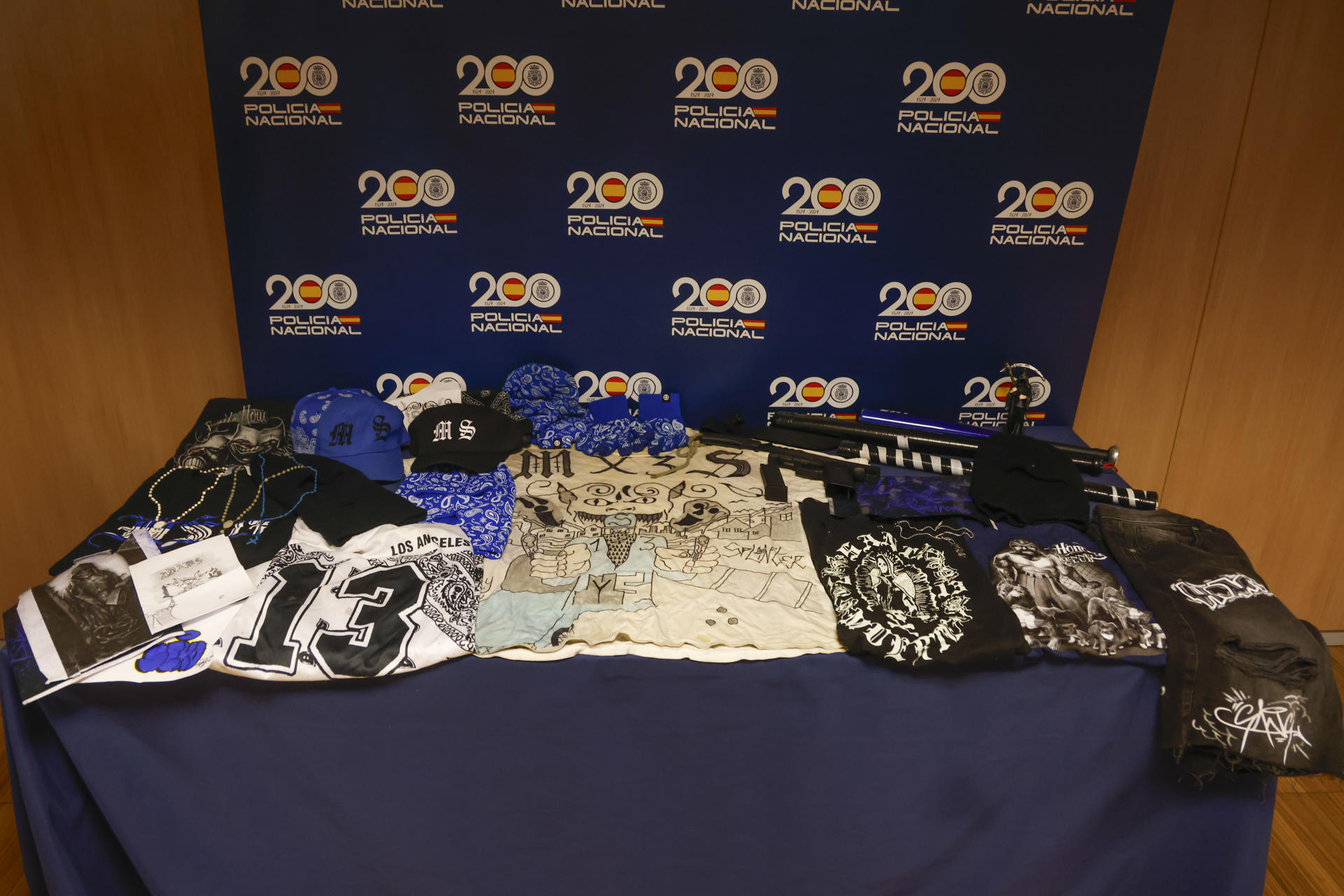 ista de las armas expuestas por Policía Nacional, que ha desarticulado un 'programa' o estructura de la mara salvadoreña Salvatrucha MS13 que pretendía establecerse en España y ha detenido a 27 personas en una operación desarrollada en varias provincias, este miércoles en Madrid.-EFE/ Blanca Millez