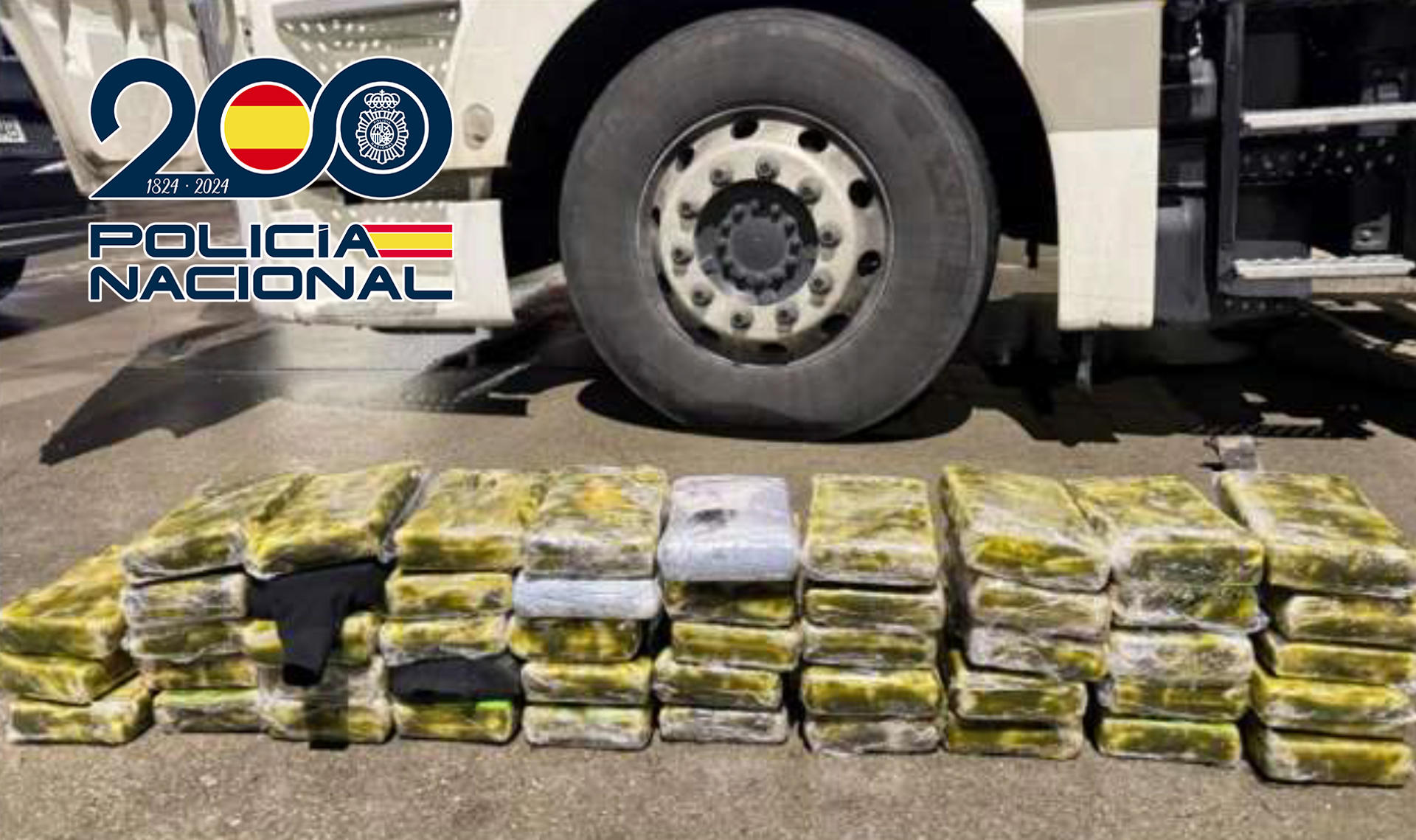 La Policía Nacional ha detenido a cuatro personas e intervenido en el municipio madrileño de Móstoles un cargamento de más de 50 kilos de cocaína oculto en un doble fondo de un depósito de gasolina de un camión que circulaba con destino a Reino Unido. La Dirección General de la Policía ha informado este jueves de la operación Cherry, cuyas investigaciones comenzaron hace un mes tras las sospechas de la existencia de una organización criminal dedicada presuntamente a transportar sustancias estupefacientes de forma sistemática desde España a otros países. EFE/ POLICIA NACIONAL/SOLO USO EDITORIAL/SOLO DISPONIBLE PARA ILUSTRAR LA NOTICIA QUE ACOMPAÑA (CRÉDITO OBLIGATORIO)