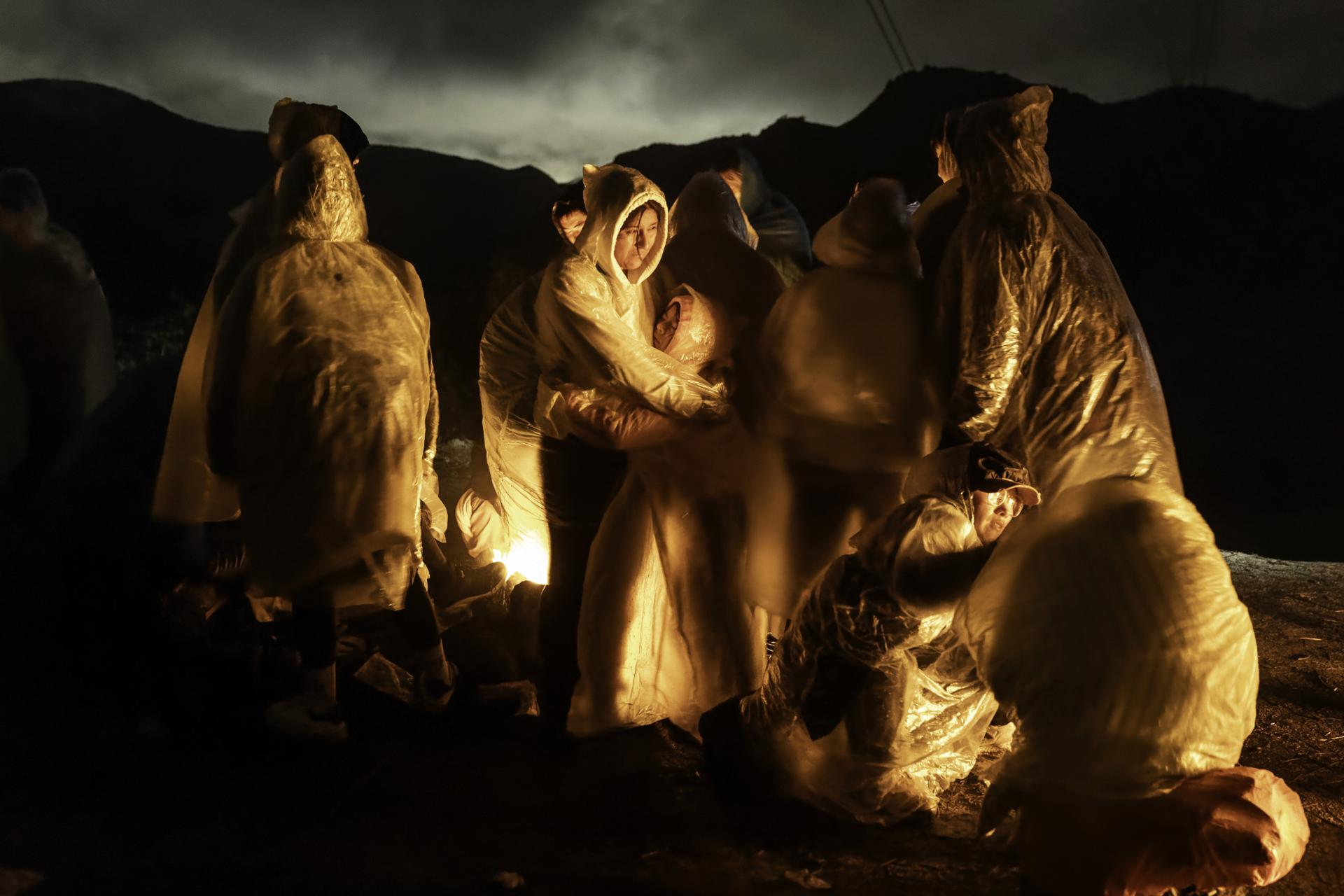 Foto facilitada por la Fundación World Press Photo que muestra la imagen finalista del premio World Press Photo del Año 2025, realizada por John Moore para Getty Images, que muestra a migrantes chinos calentándose bajo una lluvia fría tras cruzar la frontera entre Estados Unidos y México en Campo, California, EE. UU., el 7 de marzo de 2024 (reeditada el 17 de abril de 2025). EFE/EPA/JOHN MOORE / GETTY IMAGES / WORLD PRESS PHOTO FOUND / HANDOUT MANDATORY CREDIT: JOHN MOORE/GETTY IMAGES/WORLD PRESS PHOTO FOUNDATION -- NO COVERS -- NO CROPPING, RESIZING, MANIPULATING -- NO SOCIAL MEDIA USAGEHANDOUT EDITORIAL USE ONLY/NO SALES