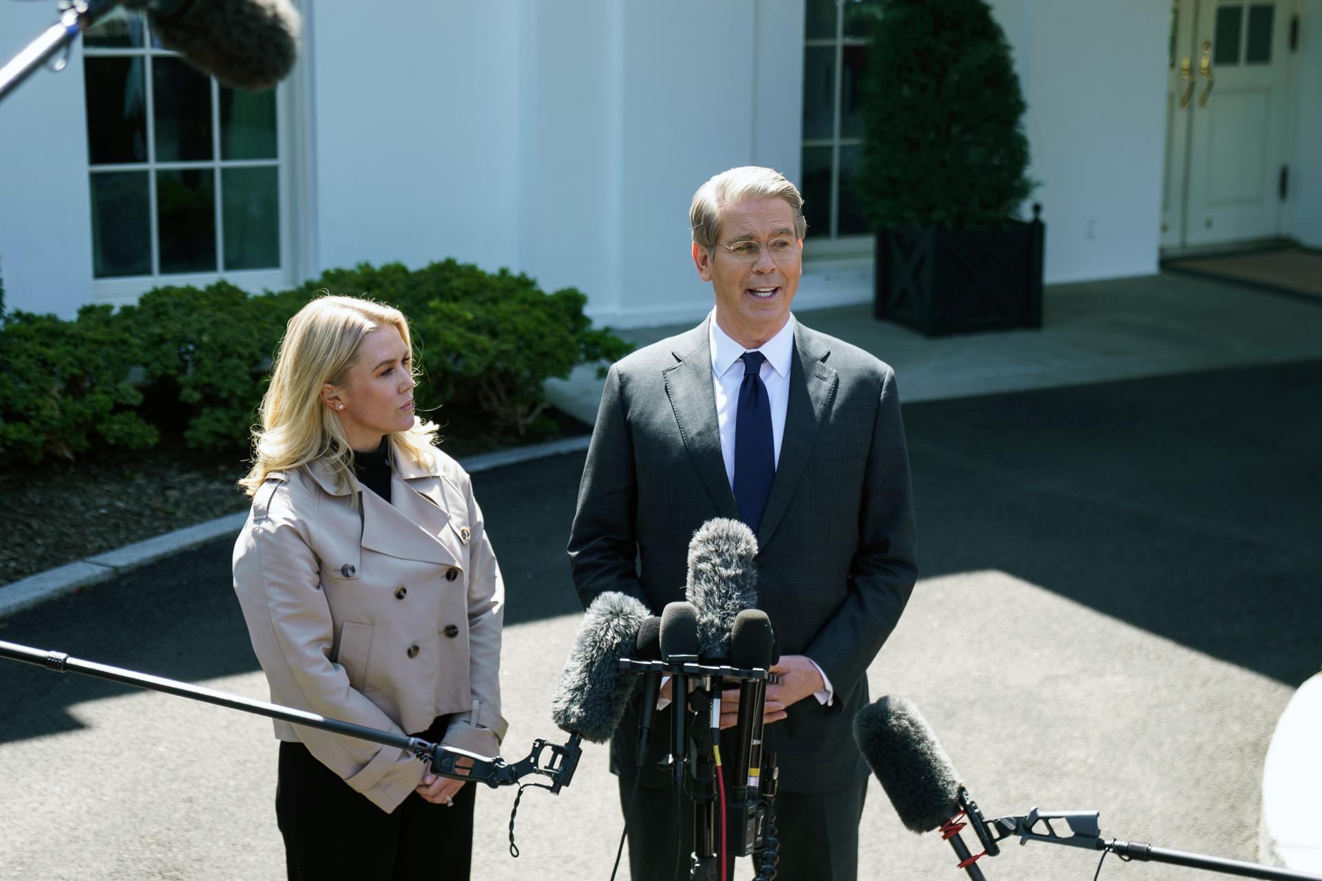 La secretaria de prensa de la Casa Blanca, Karoline Leavitt (i), y el secretario del Tesoro de EE.UU., Scott Bessent (d), hablan con los medios de comunicación fuera de la Casa Blanca en Washington, DC, EE. UU., el9 de abril de 2025. EFE/WILL OLIVER