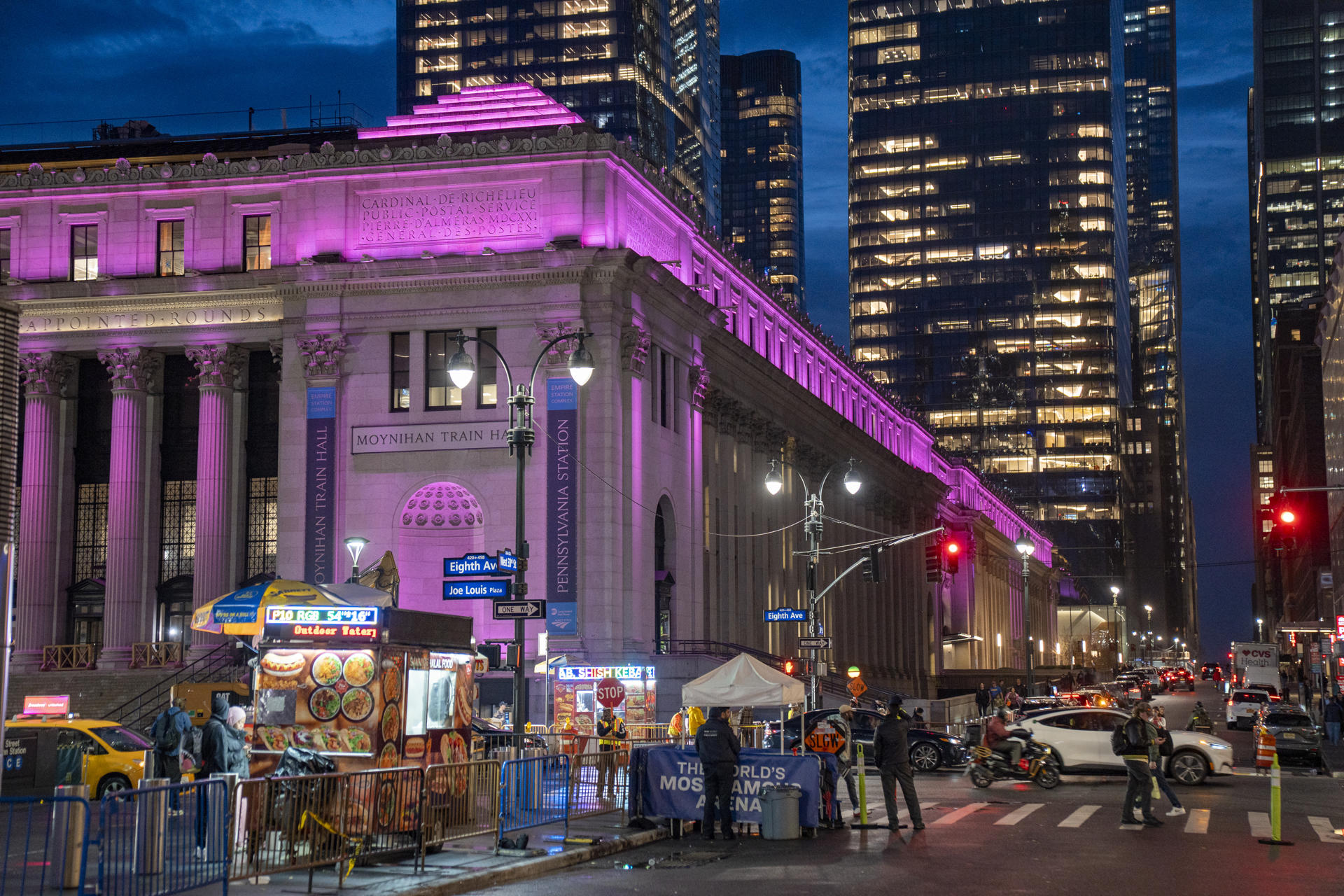 Fachada de la estación del tren Moynihan en Penn Station iluminado de rosado este lunes, en Nueva York (Estados Unidos). EFE/ Angel Colmenares