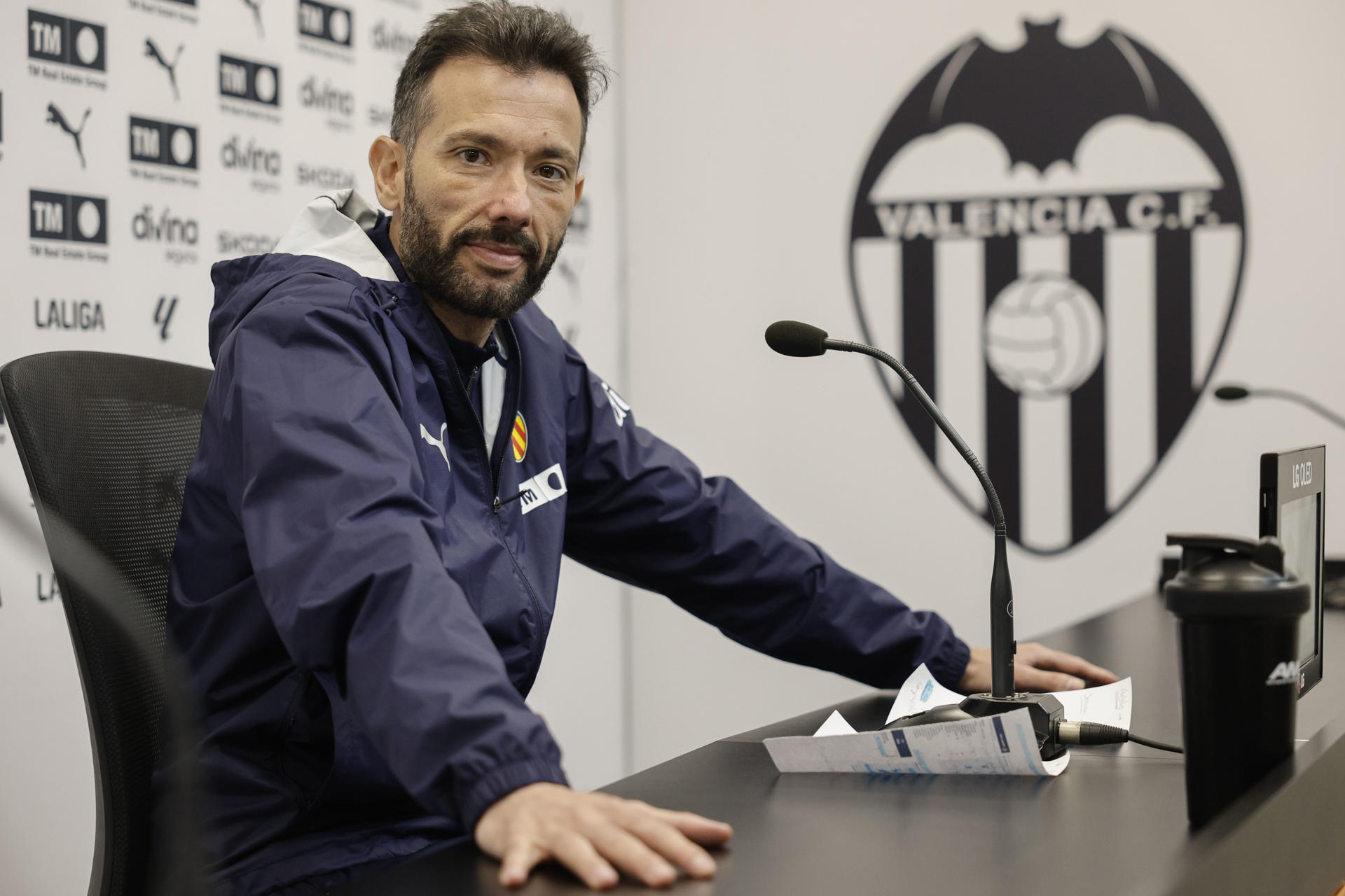 El técnico del Valencia, Carlos Corberán, durante la rueda de prensa en las instalaciones del club en Paterna este viernes. EFE/ Kai Försterling