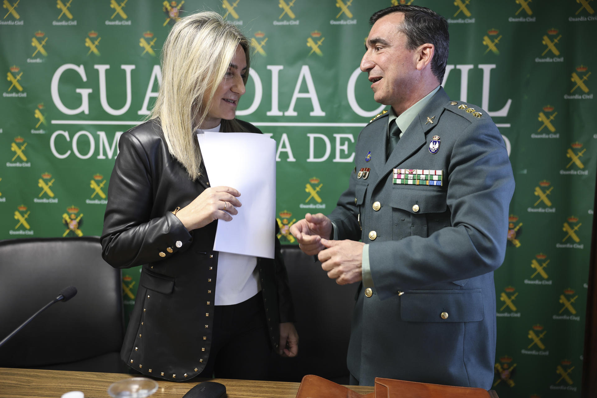 La delegada del Gobierno de España en Castilla-La Mancha, Milagros Tolón, y el coronel jefe José María Gil, informan de la operación denominada "Varita" contra una organización que enviaba droga a distintos países europeos a través de empresas de paquetería postal, y en la que 38 personas han sido detenidas. EFE/ Ismael Herrero