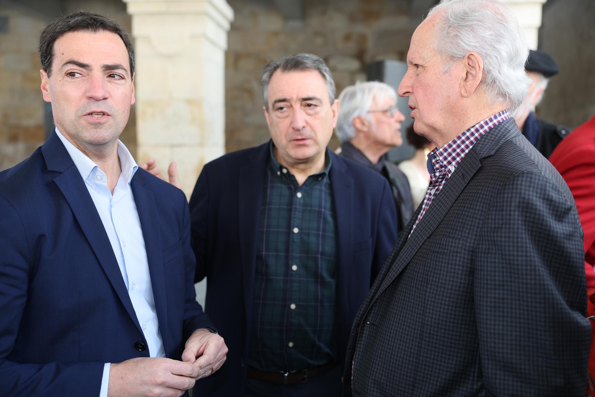 El presidente del PNV Aitor Esteban, (c) junto al lehendakari Imanol Pradales, (I) y el ex-consejero de interior Juan Mari Atutxa. EFE/Luis Tejido
