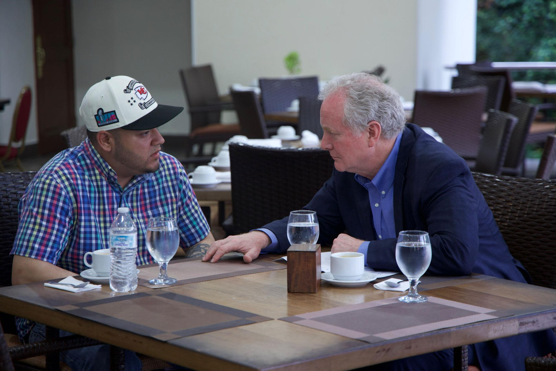 Fotografía tomada de la cuenta oficial en la red social X (X @ChrisVanHollen) del senador demócrata estadounidense Chris Van Hollen (d) durante una reunión con Kilmar Ábrego García, ciudadano salvadoreño deportado de EE.UU. pese a tener un estatus legal en el país norteamericano, en San Salvador (El Salvador). EFE/@ChrisVanHollen