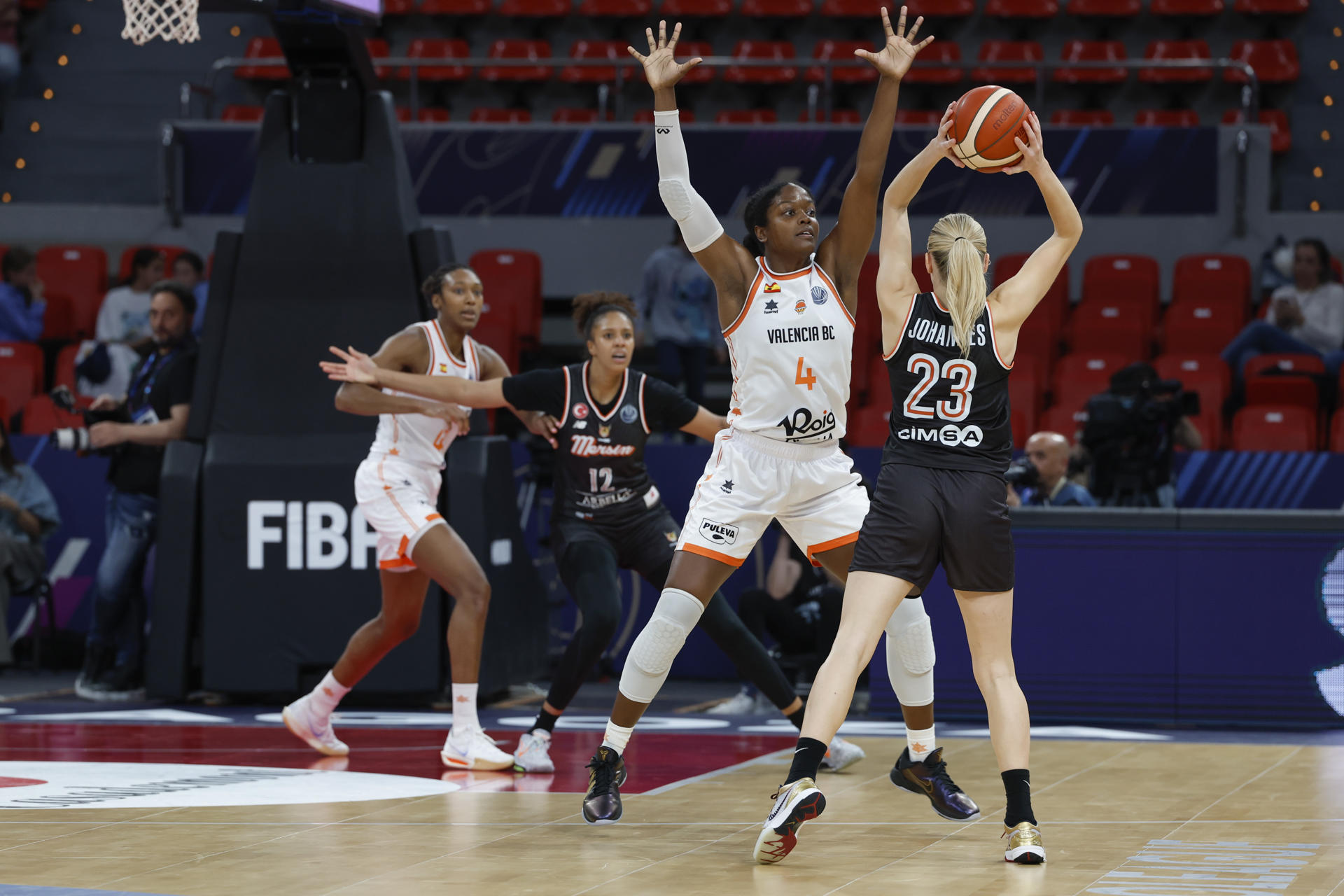 ZARAGOZA, 11/04/2025.- La escolta del CBK Mersin F Marine Johannes (d), con el balón ante la alero estadounidense de Valencia Basket, Nadia Fingall, durante el partido de semifinales de la Euroliga Femenina de baloncesto que Valencia Basket F - CBK Mersin F han disputado en Zaragoza. EFE/Javier Cebollada