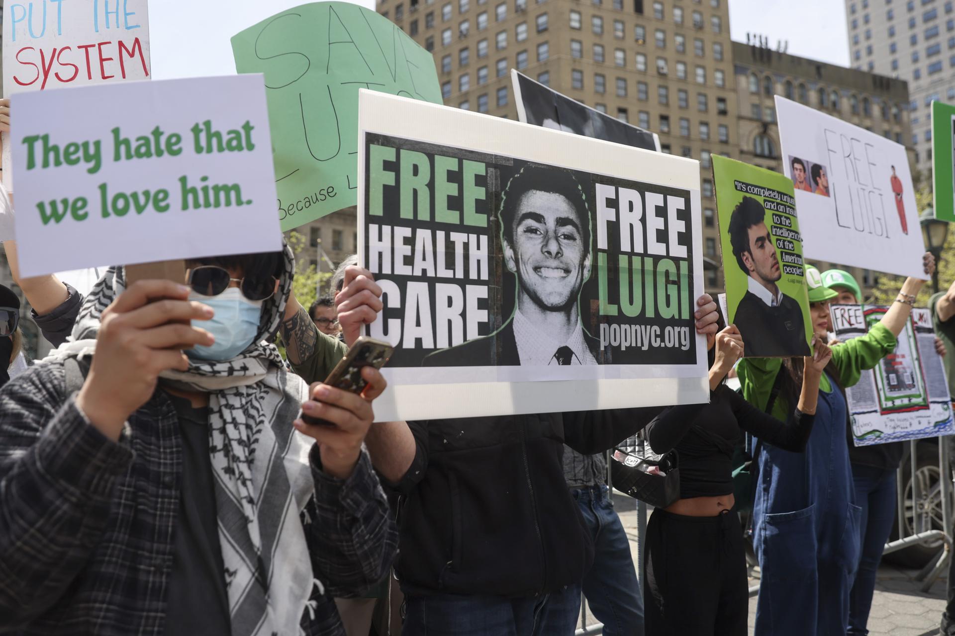 Manifestantes se reúnen frente a un tribunal federal durante una audiencia de Luigi Mangione en Nueva York, Nueva York, EE.UU., el 25 de abril de 2025. EFE/EPA/SARAH YENESEL