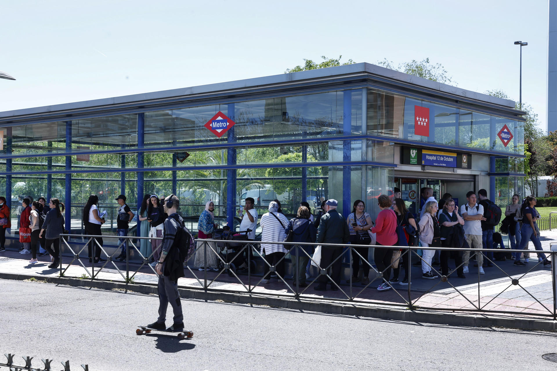 Varias personas junto a una estación de metro, que no presta servicio, este lunes durante el apagón eléctrico en Madrid. EFE/Chema Moya